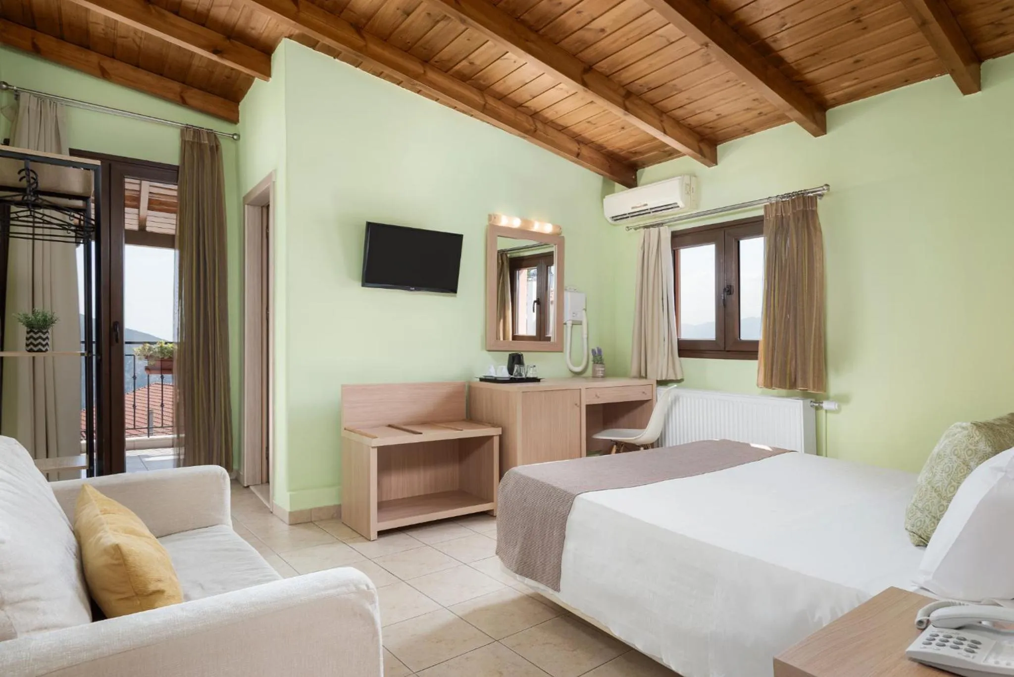 Bed in Hotel Leto Delphi