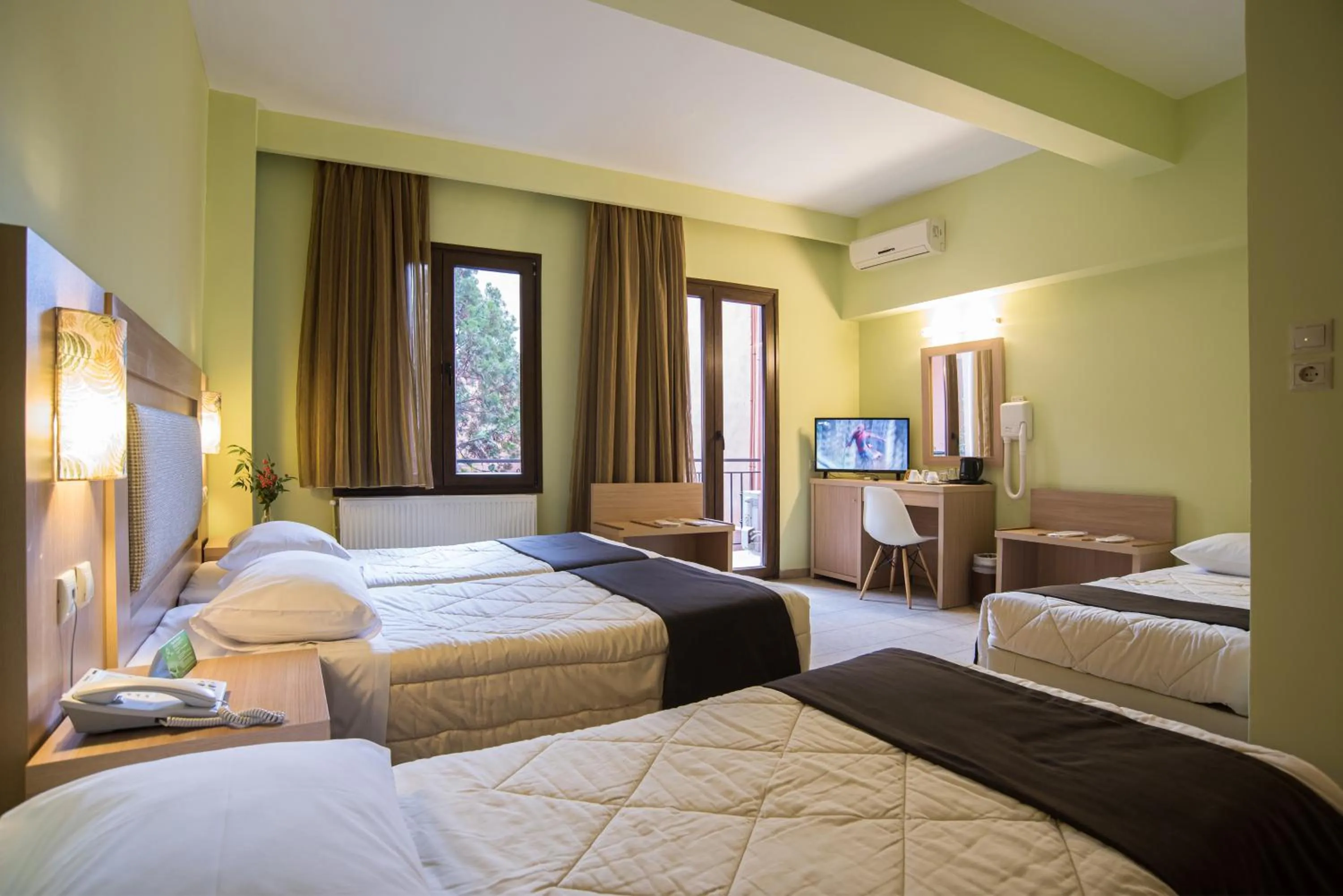 Standard Quadruple Room in Hotel Leto Delphi