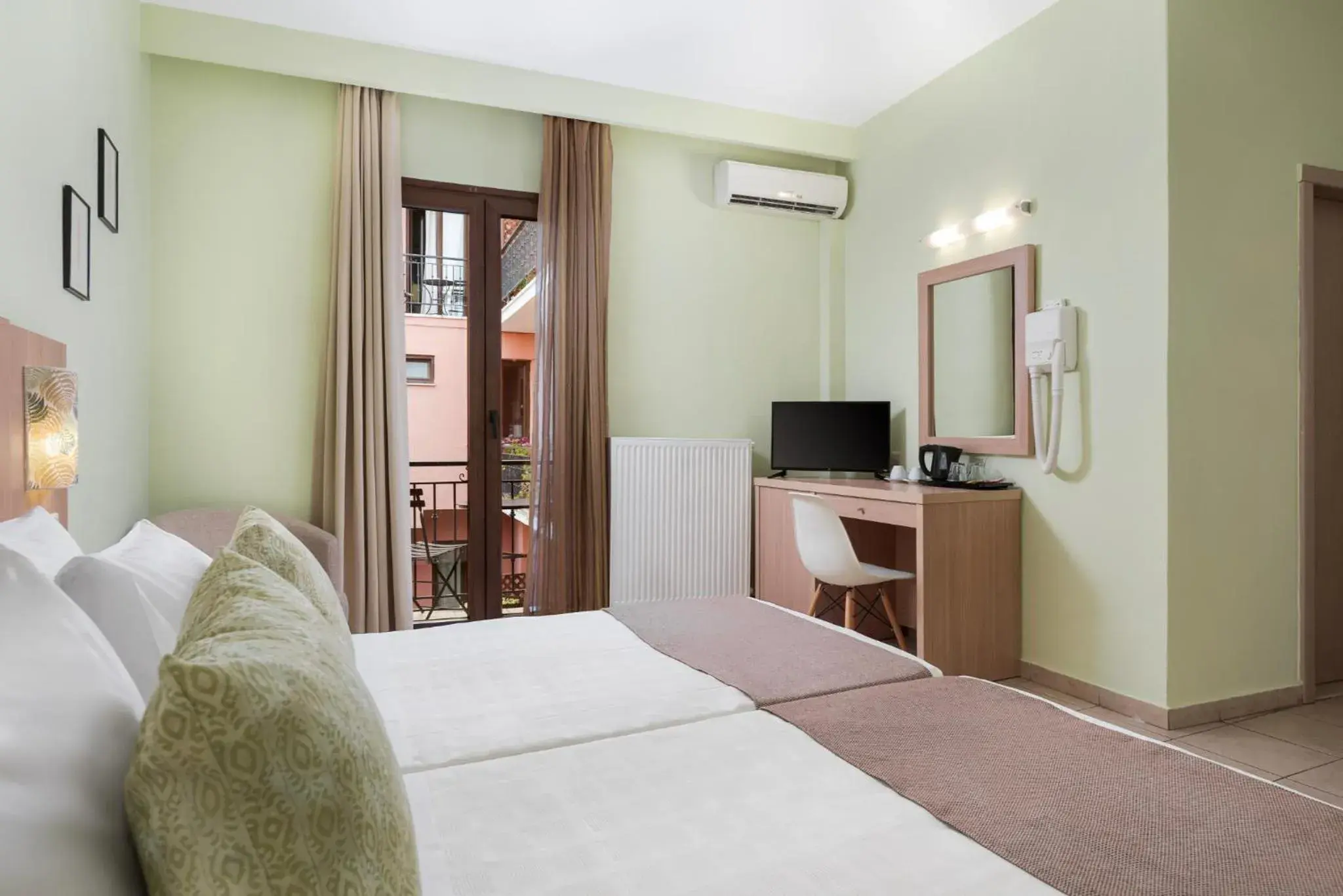 Twin Room in Hotel Leto Delphi Twin Room in Hotel Leto Delphi