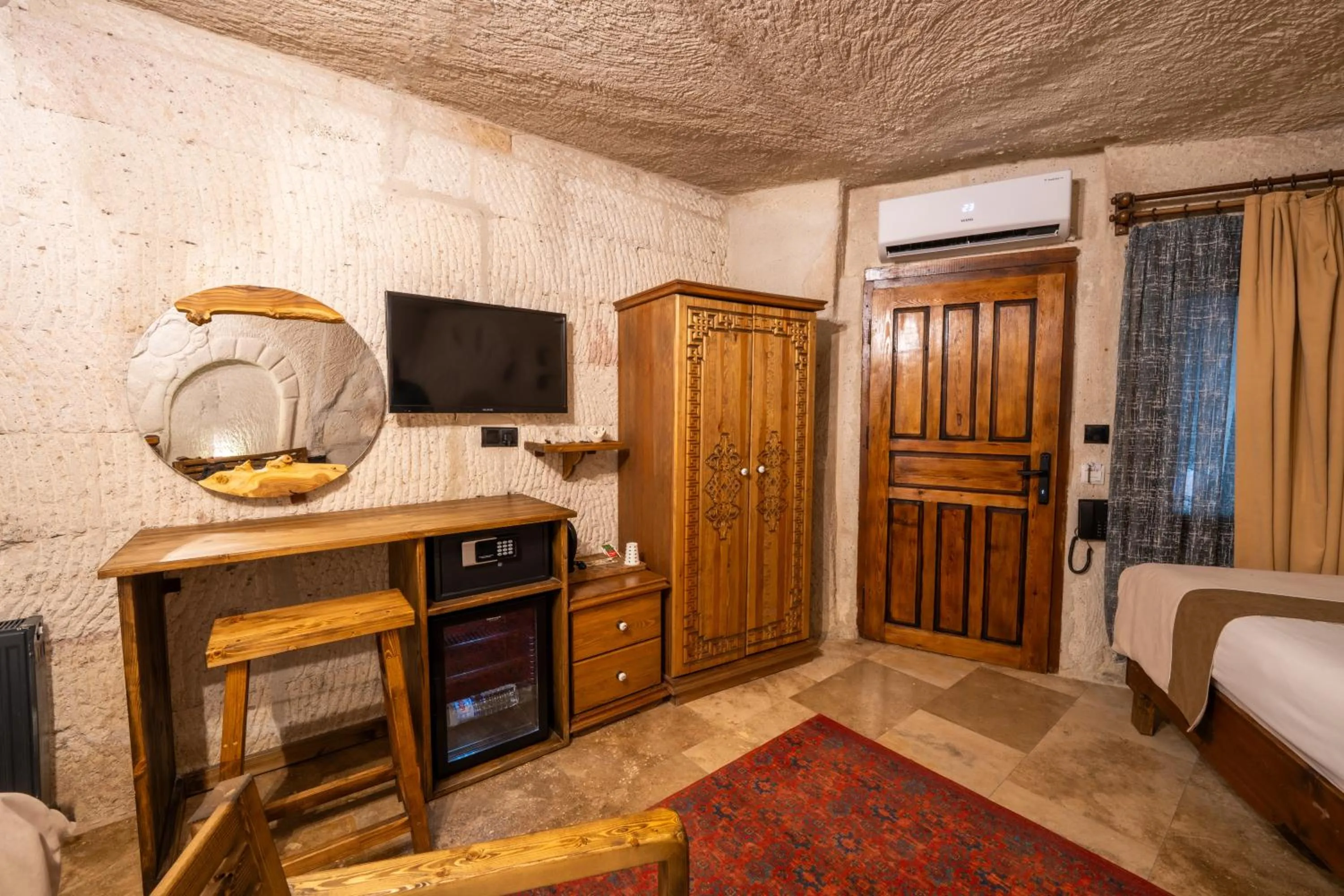 minibar, Bed in Sunset Cave