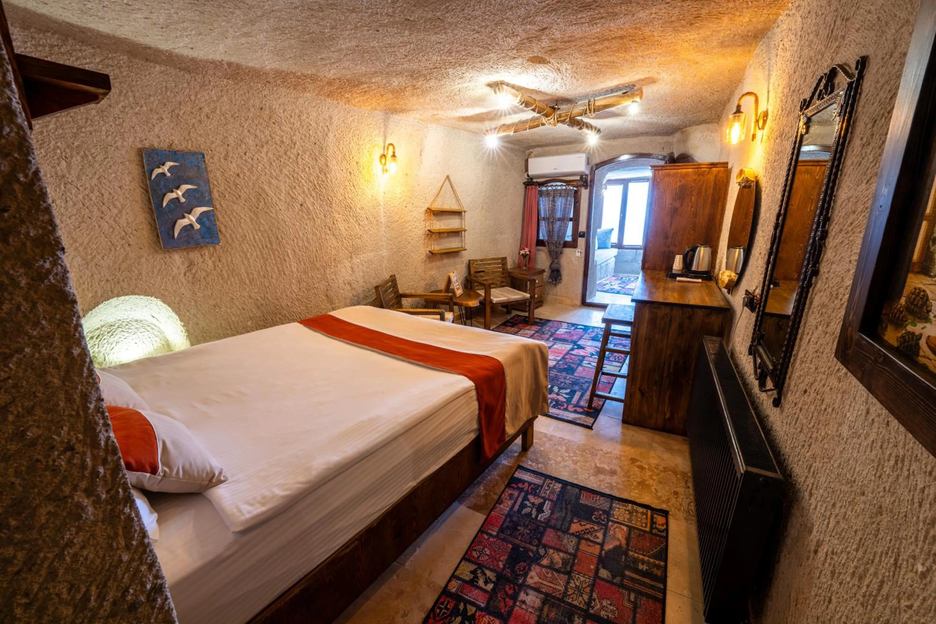 Photo of the whole room, Bed in Sunset Cave