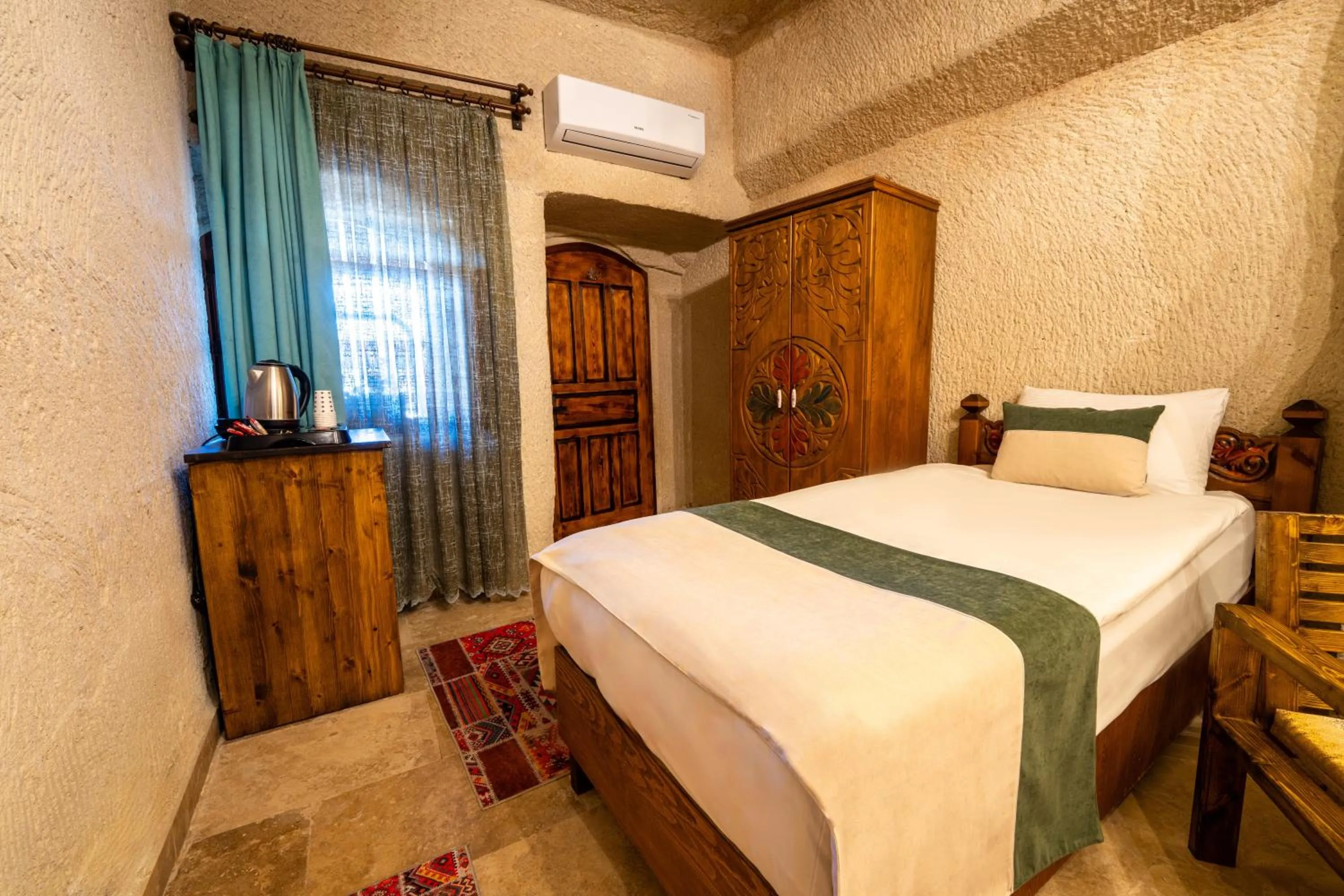 Facade/entrance, Bed in Sunset Cave