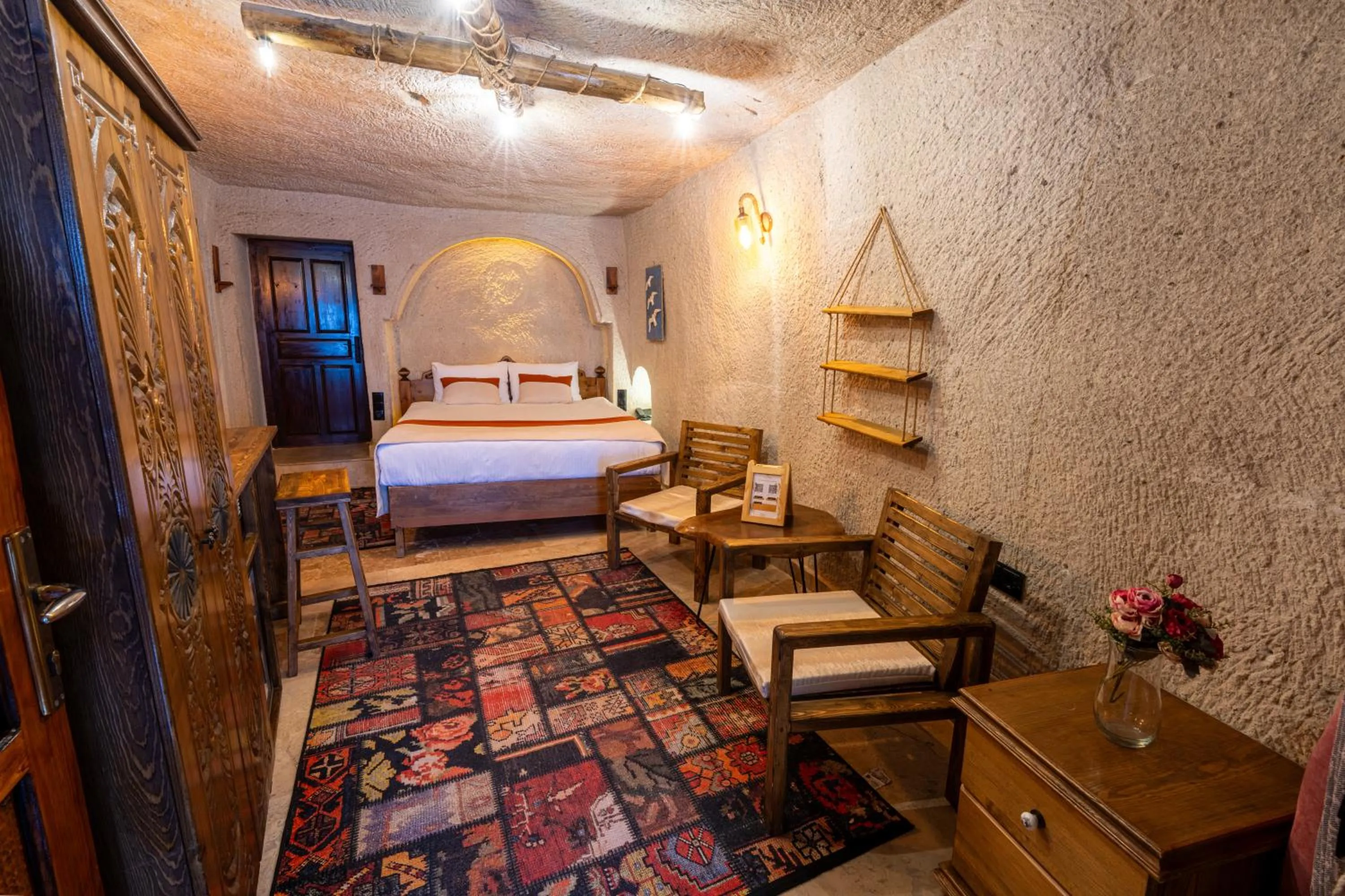 Photo of the whole room, Bed in Sunset Cave