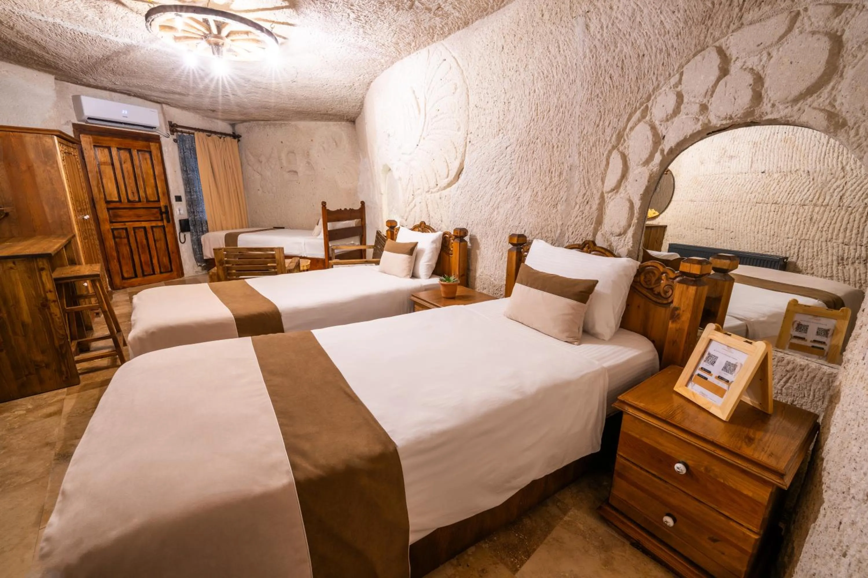 Photo of the whole room, Bed in Sunset Cave