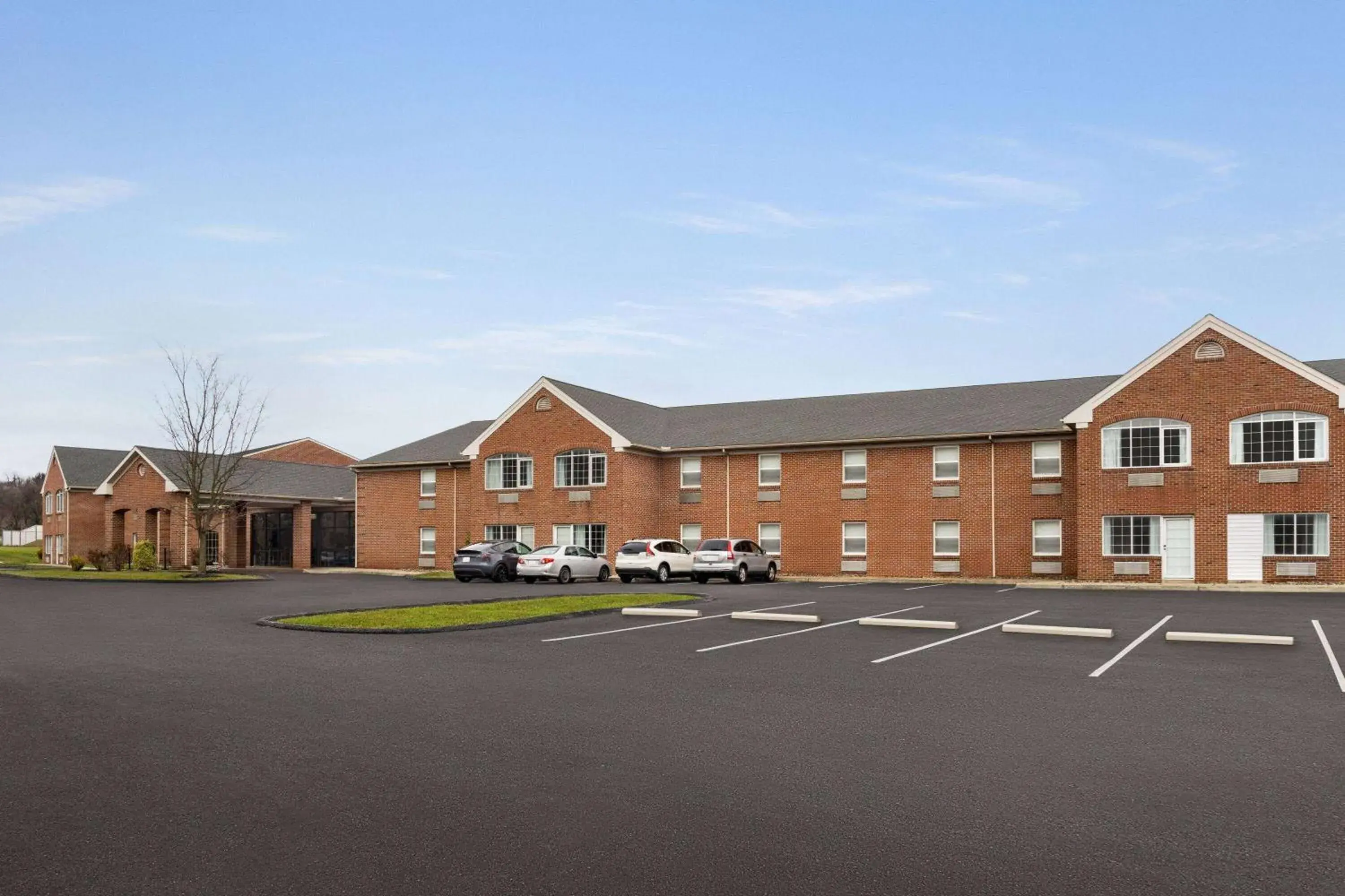 Property building in Days Inn & Suites by Wyndham Lancaster Amish Country Property building in Days Inn & Suites by Wyndham Lancaster Amish Country