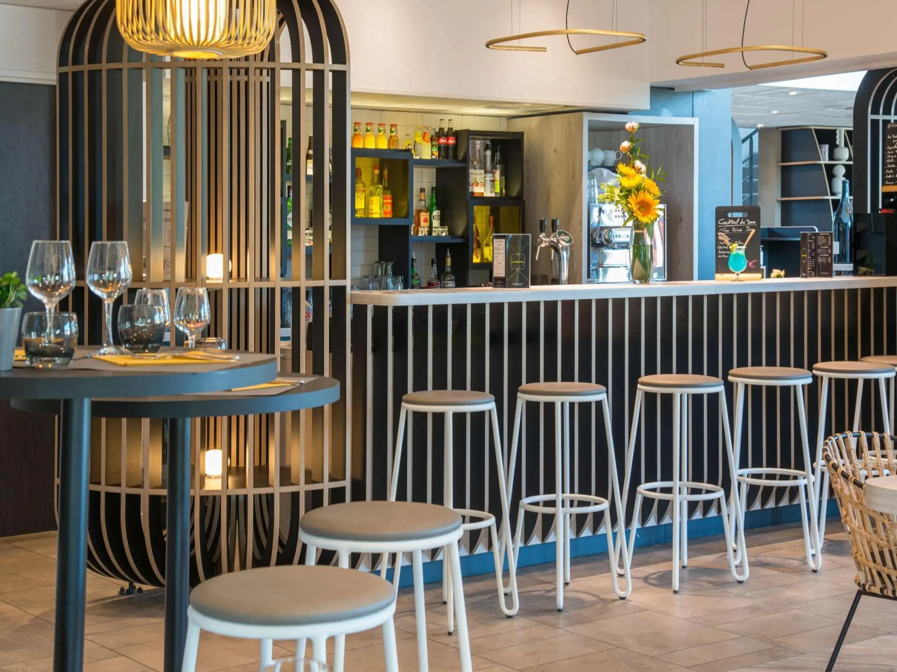 Lounge or bar in ibis Styles Pertuis Portes du Luberon Lounge or bar in ibis Styles Pertuis Portes du Luberon