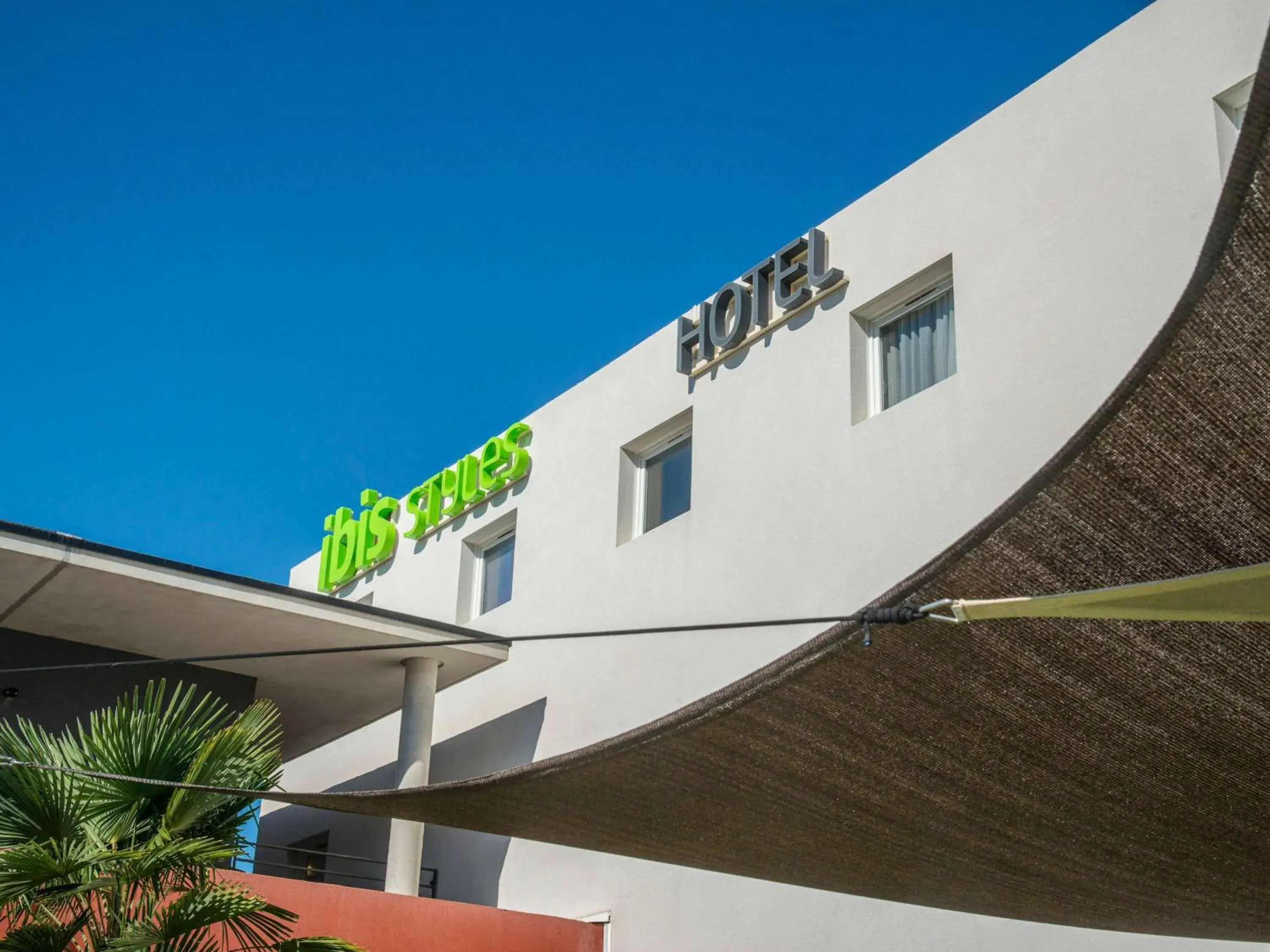 Property building in ibis Styles Pertuis Portes du Luberon Property building in ibis Styles Pertuis Portes du Luberon