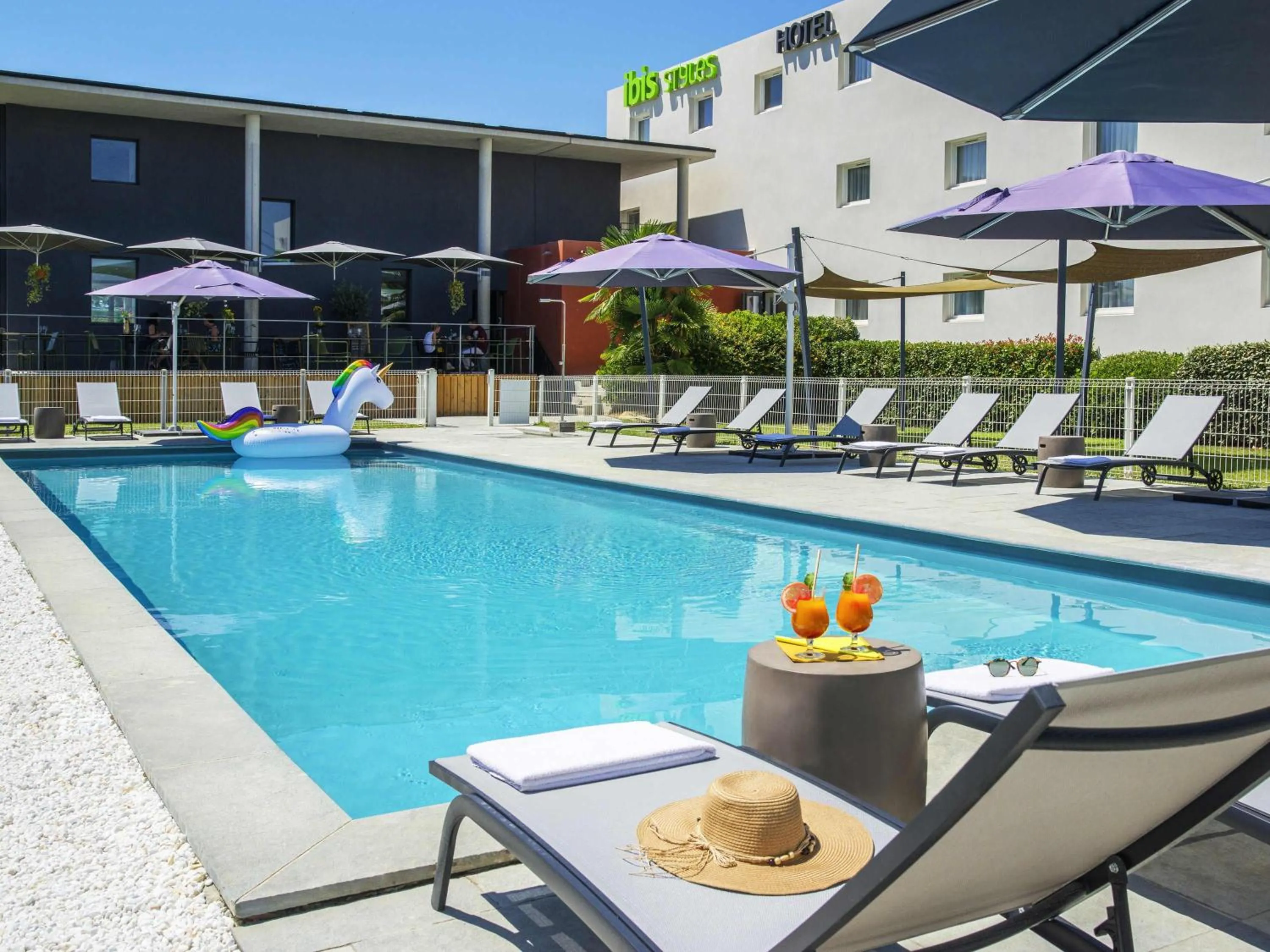 Pool view in ibis Styles Pertuis Portes du Luberon