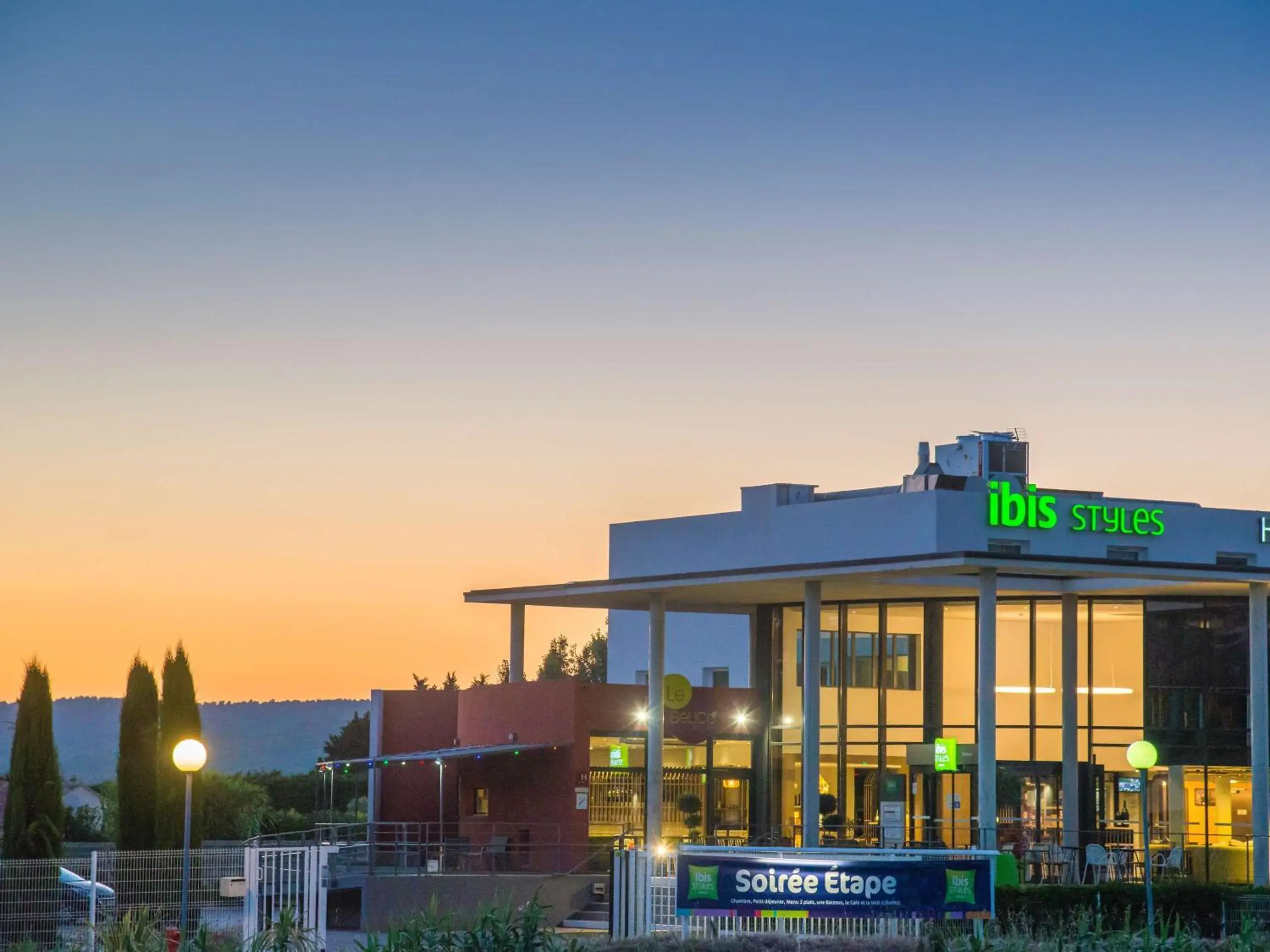Property building in ibis Styles Pertuis Portes du Luberon Property building in ibis Styles Pertuis Portes du Luberon