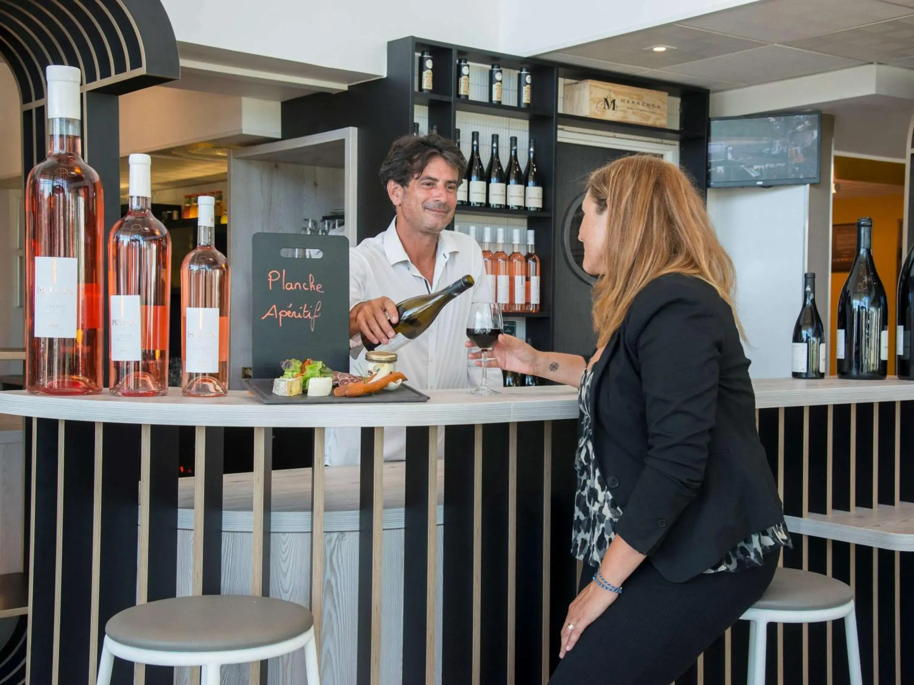 Lounge or bar in ibis Styles Pertuis Portes du Luberon Lounge or bar in ibis Styles Pertuis Portes du Luberon