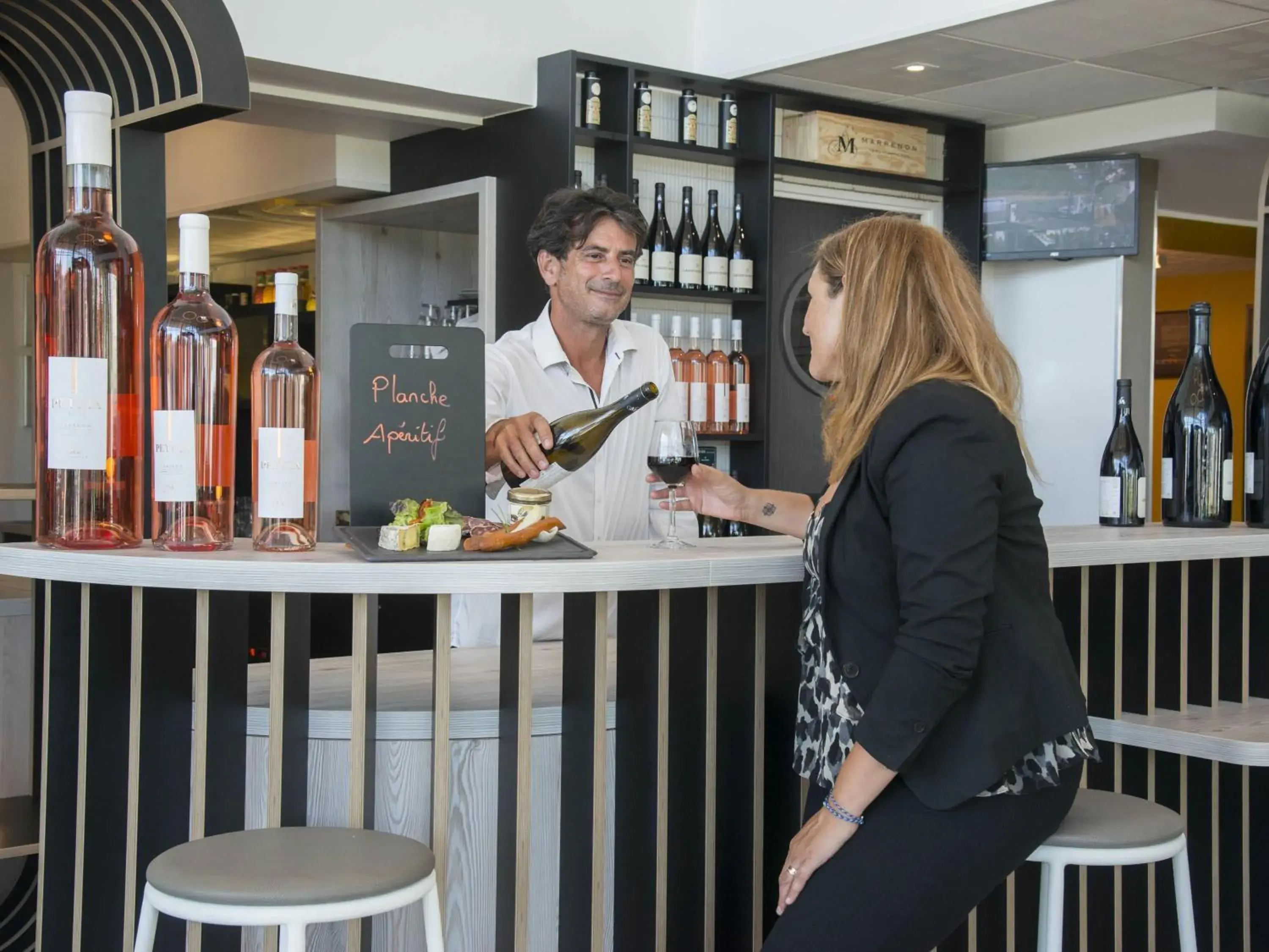 Lounge or bar in ibis Styles Pertuis Portes du Luberon Lounge or bar in ibis Styles Pertuis Portes du Luberon
