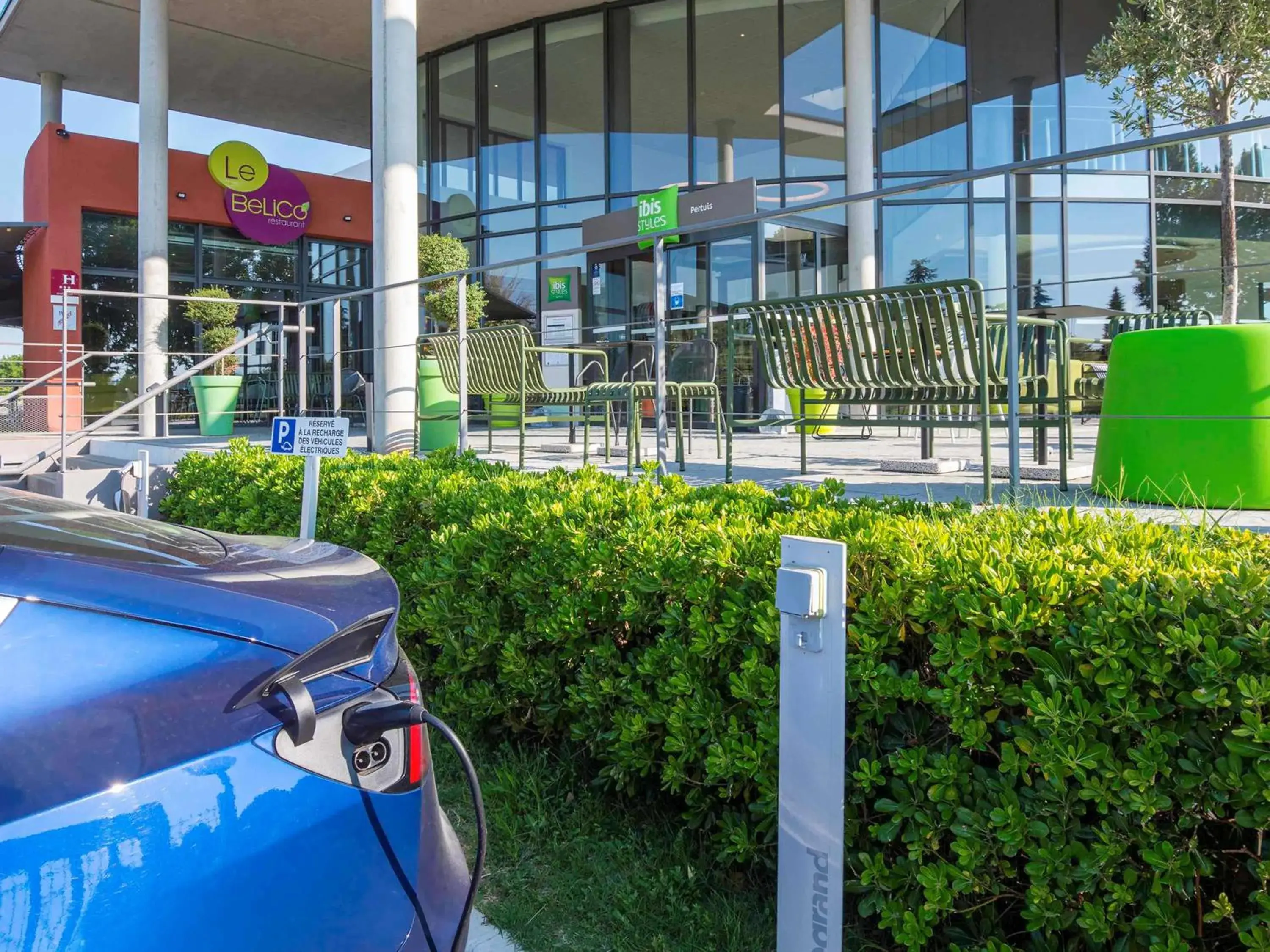 Property building in ibis Styles Pertuis Portes du Luberon Property building in ibis Styles Pertuis Portes du Luberon