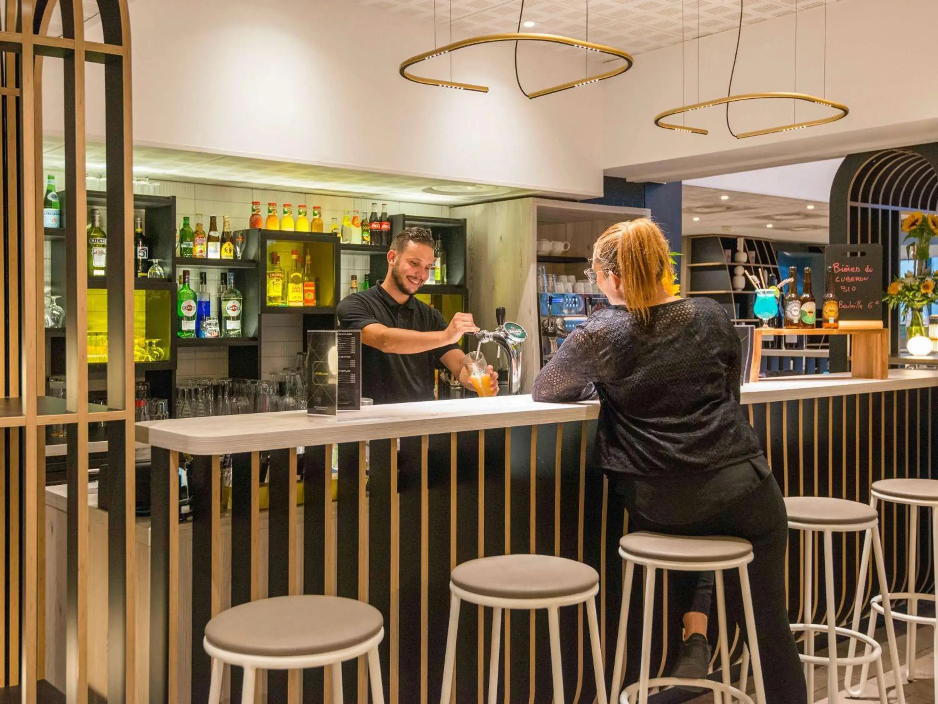 Lounge or bar in ibis Styles Pertuis Portes du Luberon Lounge or bar in ibis Styles Pertuis Portes du Luberon