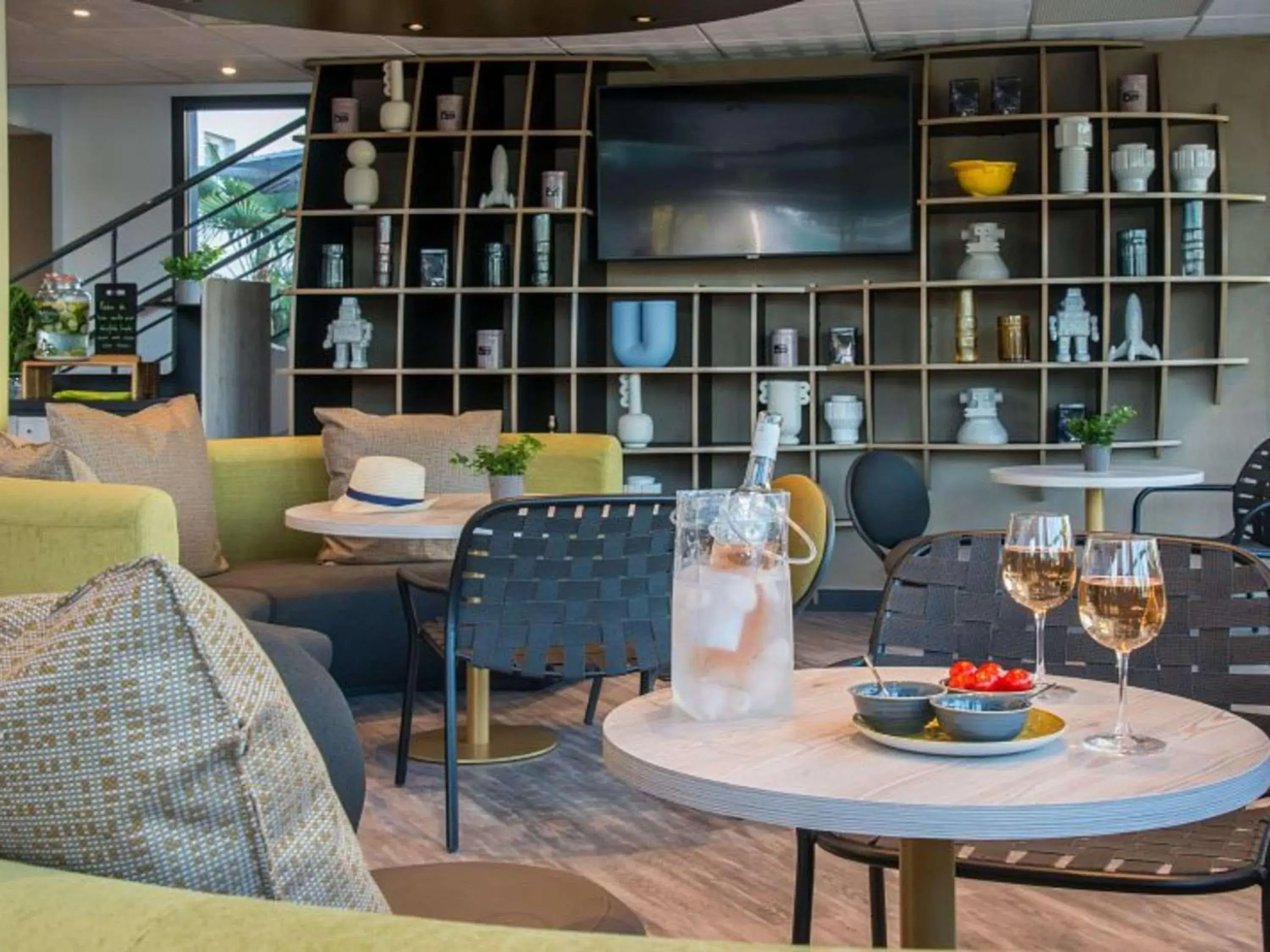 Lounge or bar in ibis Styles Pertuis Portes du Luberon Lounge or bar in ibis Styles Pertuis Portes du Luberon