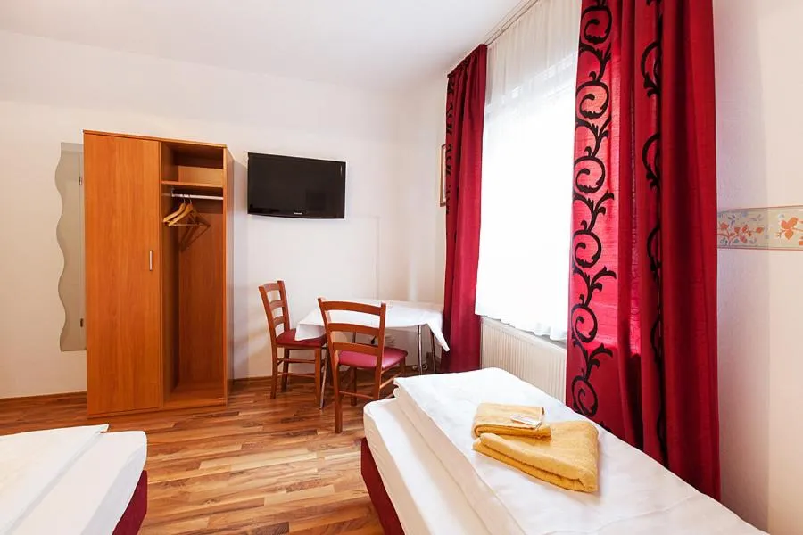 Dining area, Bed in Pension Jasmin