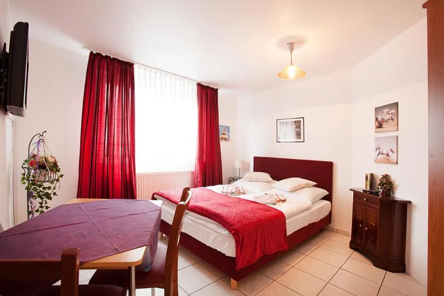 Photo of the whole room, Bed in Pension Jasmin
