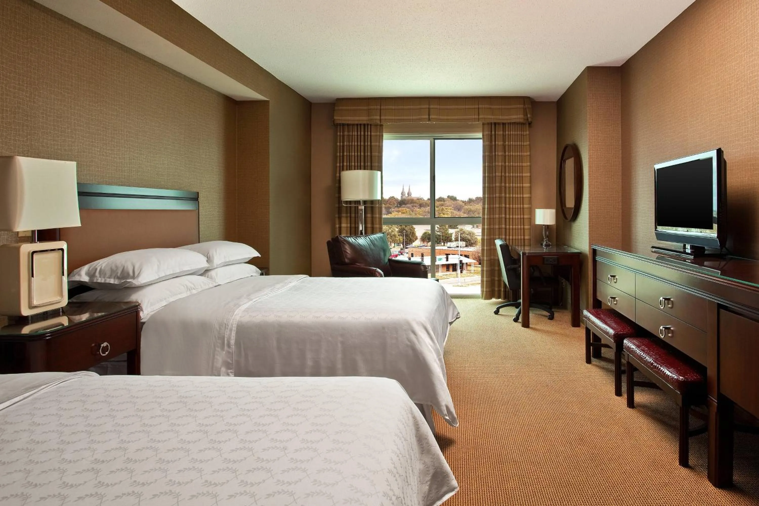 Photo of the whole room, Bed in Sheraton Sioux Falls Hotel & Convention Center