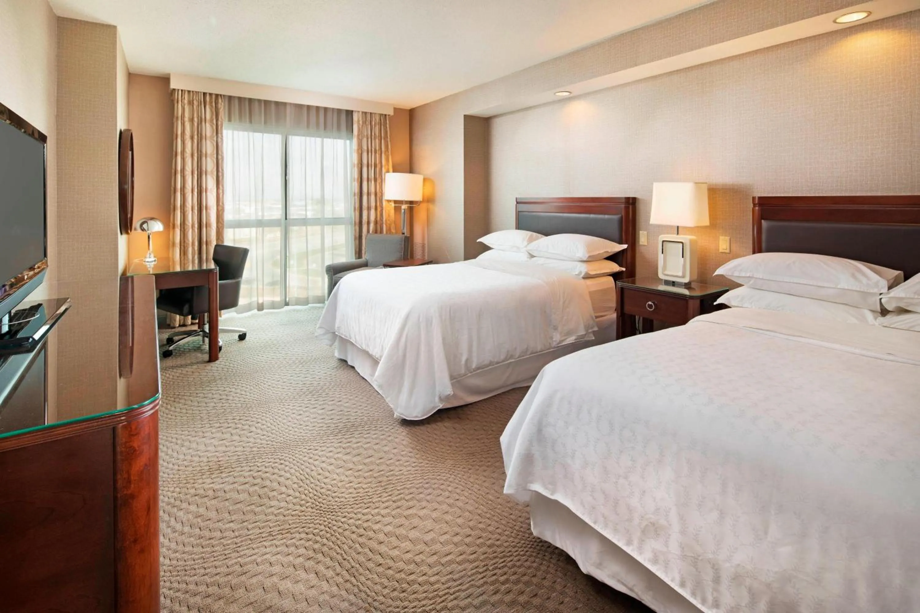 Photo of the whole room, Bed in Sheraton Sioux Falls Hotel & Convention Center