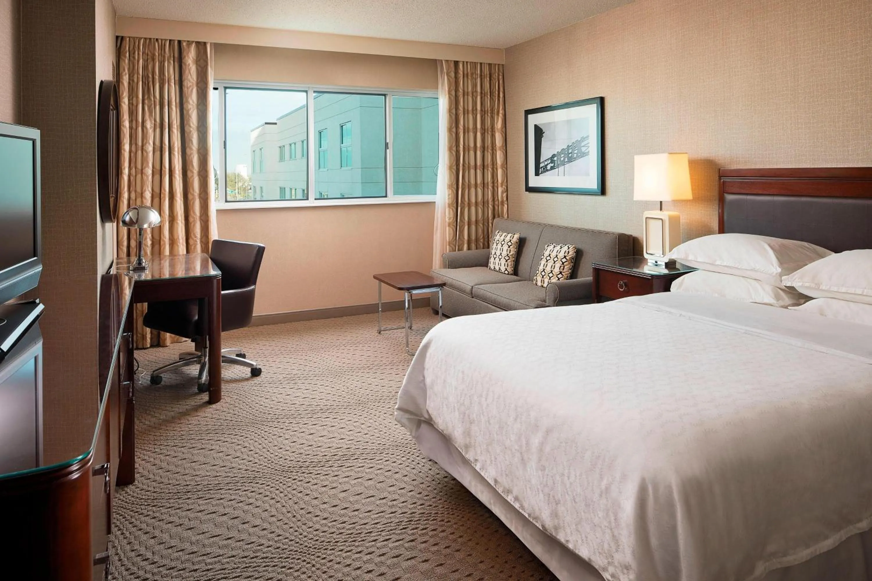 Photo of the whole room, Bed in Sheraton Sioux Falls Hotel & Convention Center