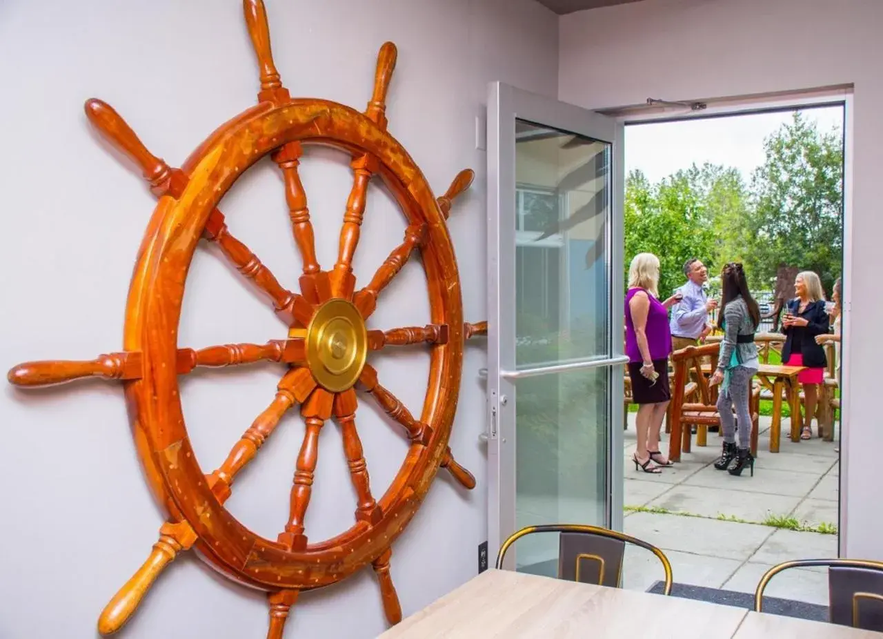 Restaurant/places to eat in Dimond Center Hotel Restaurant/places to eat in Dimond Center Hotel