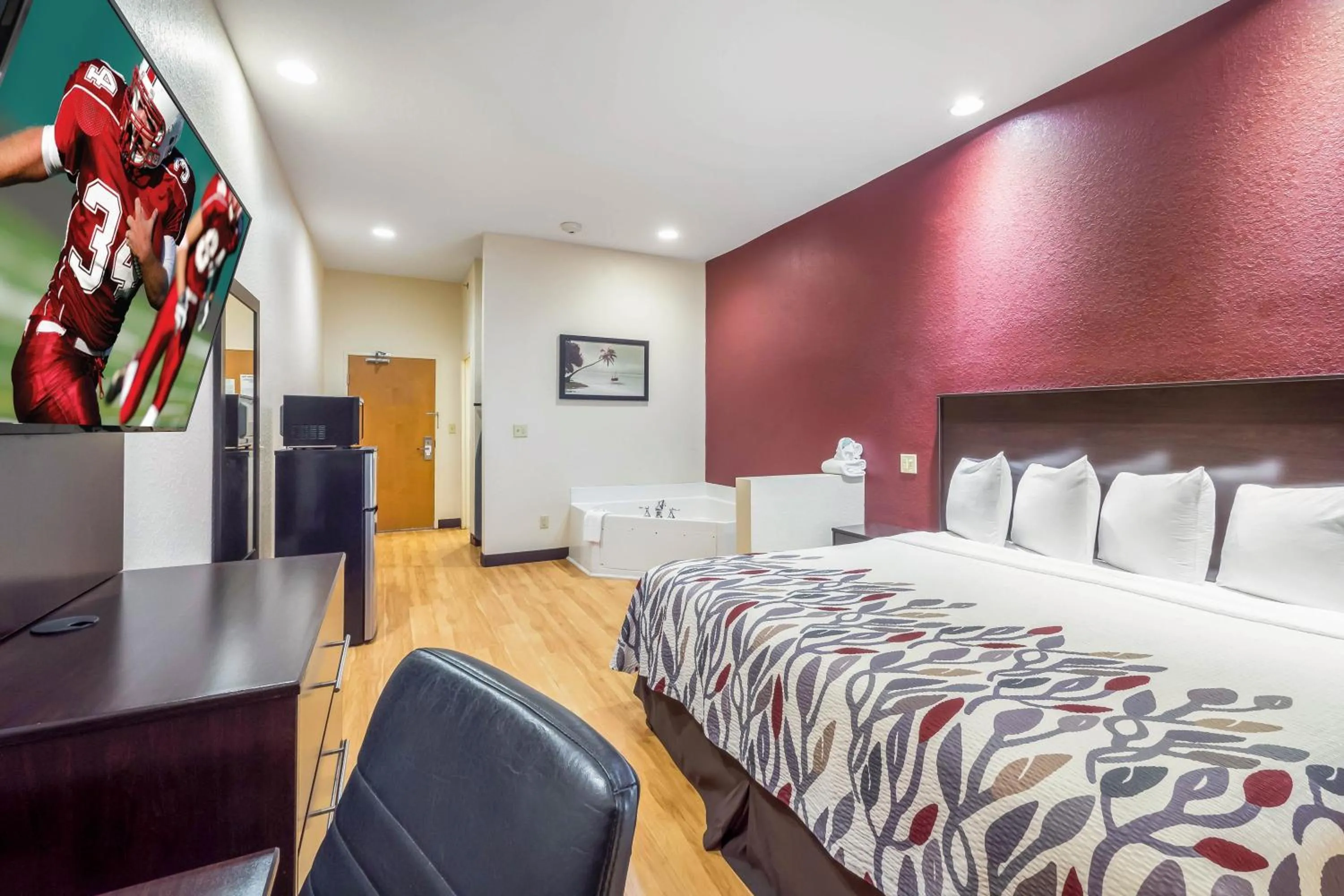 Photo of the whole room, Bed in Red Roof Inn Ocala