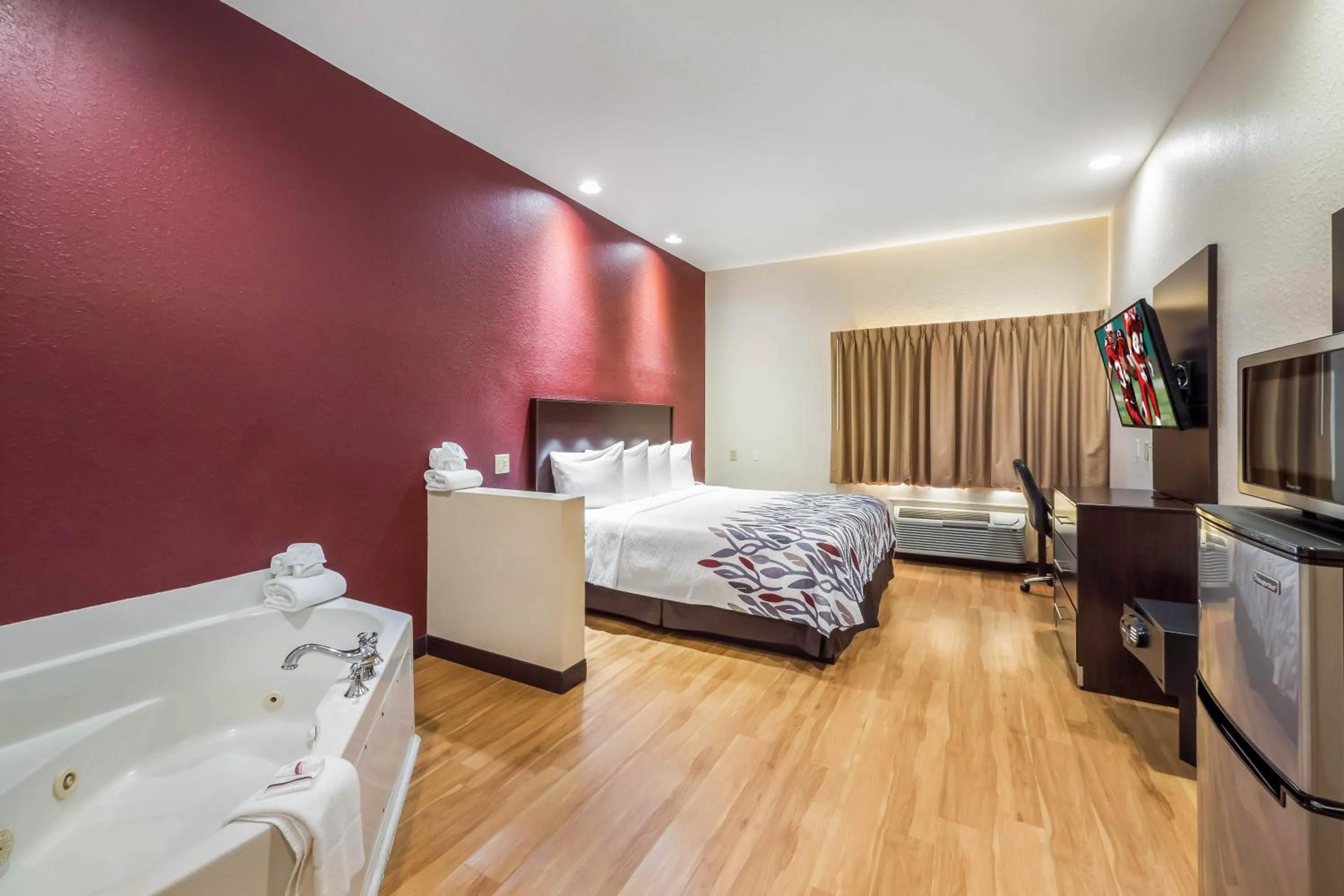 Photo of the whole room, Bed in Red Roof Inn Ocala