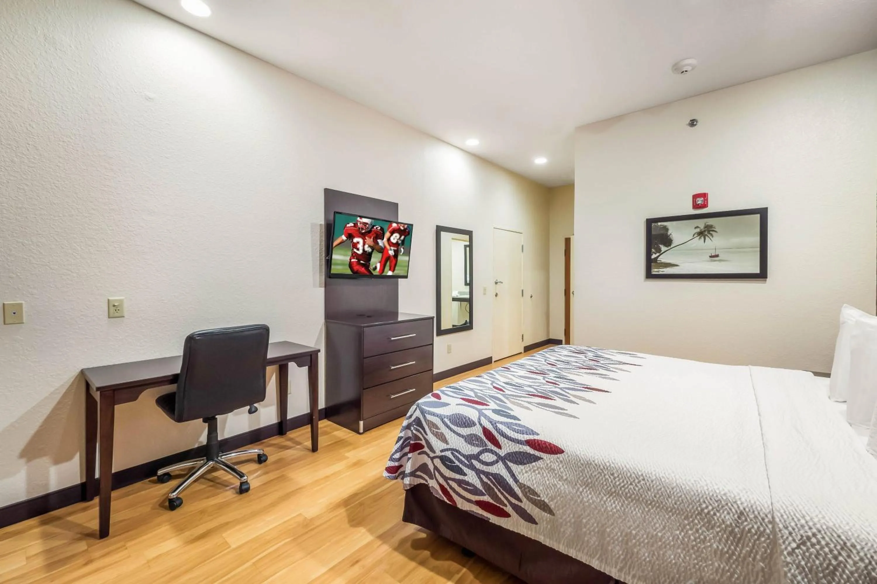 Photo of the whole room, Bed in Red Roof Inn Ocala