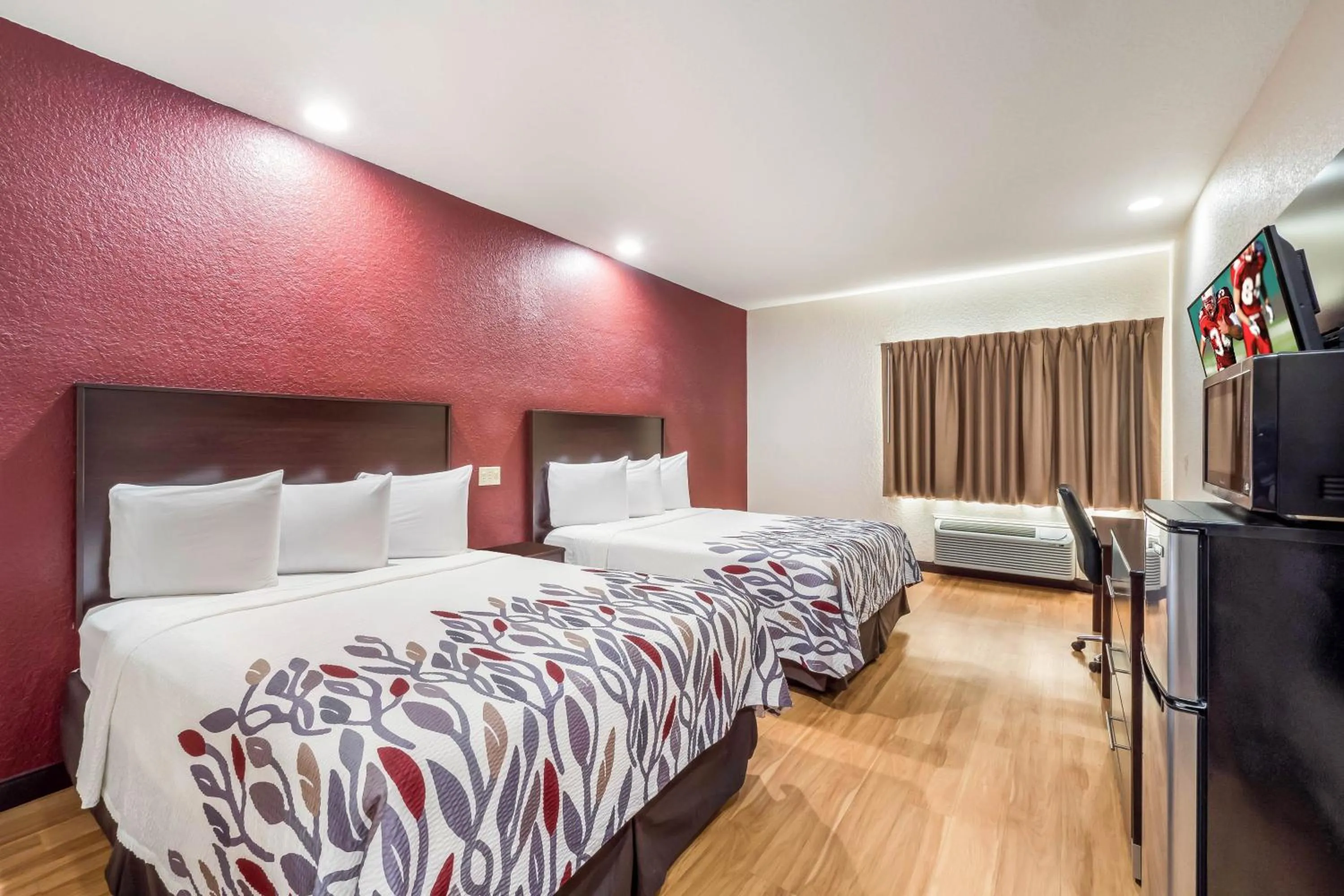 Photo of the whole room, Bed in Red Roof Inn Ocala