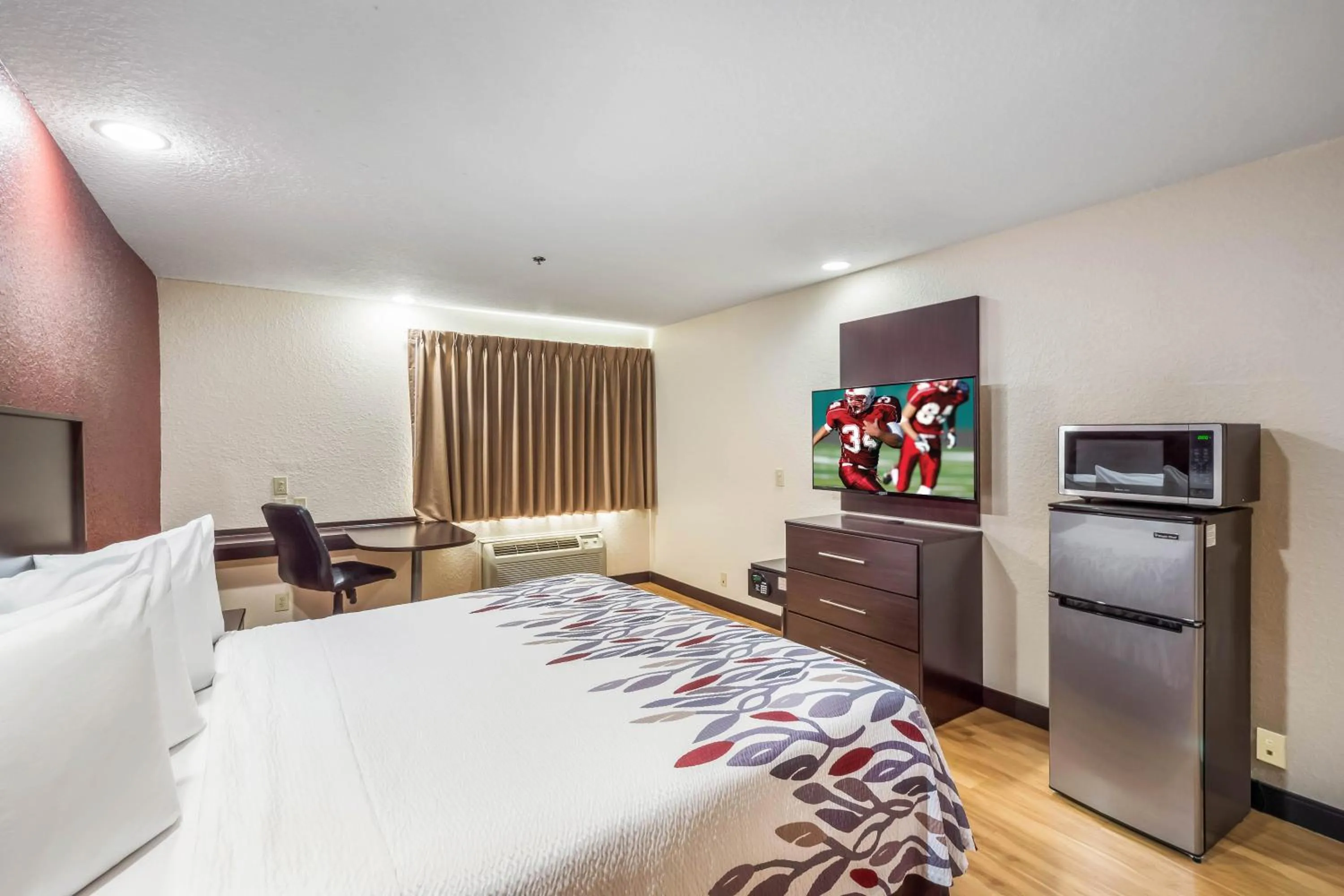 Photo of the whole room, Bed in Red Roof Inn Ocala