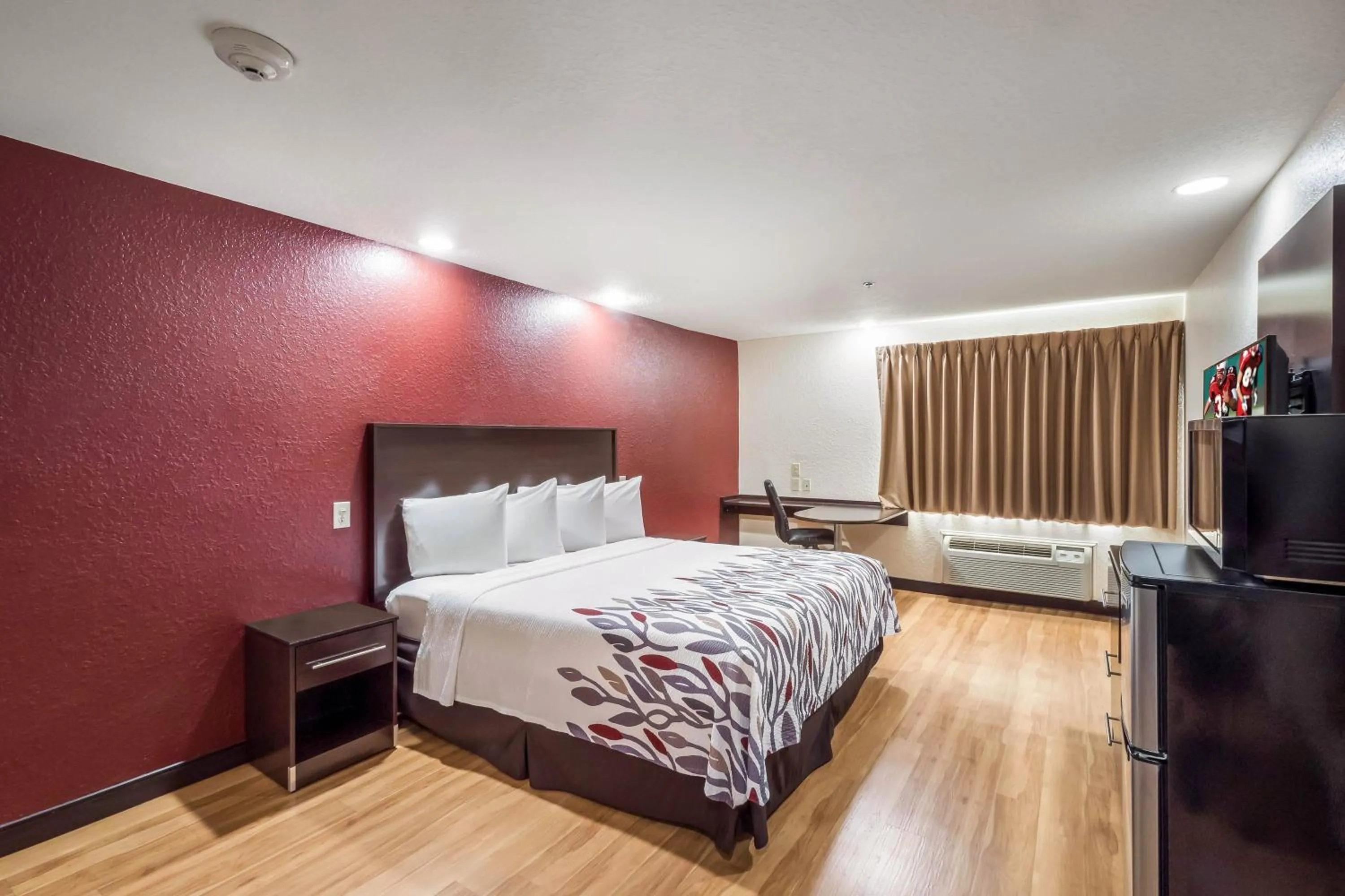 Photo of the whole room, Bed in Red Roof Inn Ocala