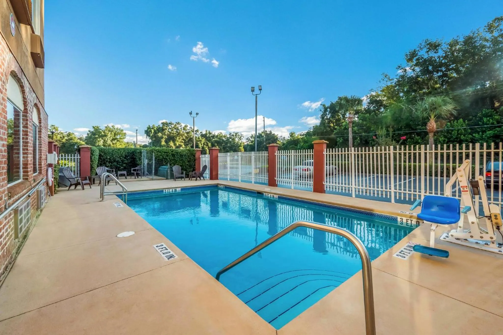 Swimming pool in Red Roof Inn Ocala