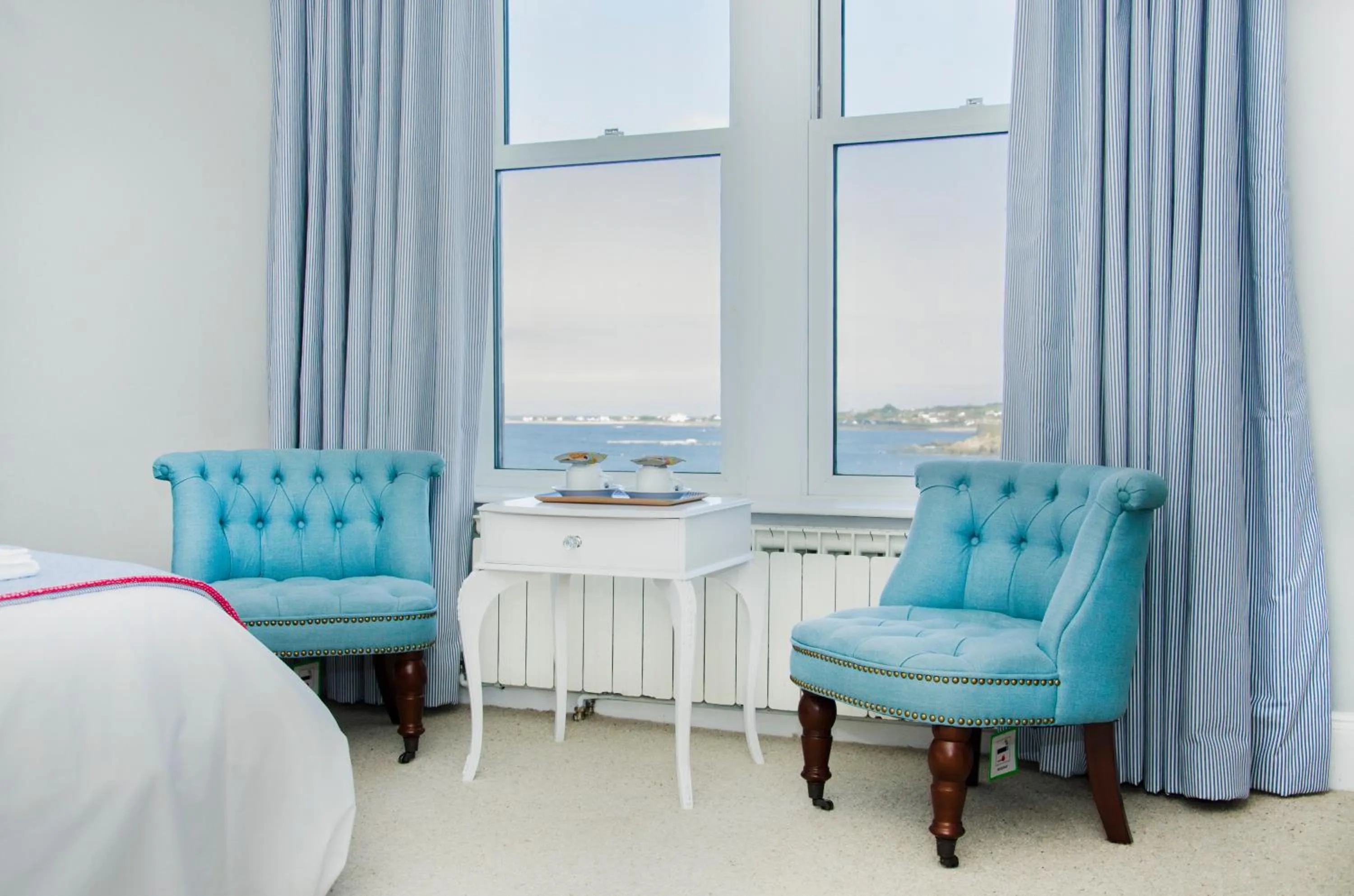 Seating area, Bed in The Imperial Hotel