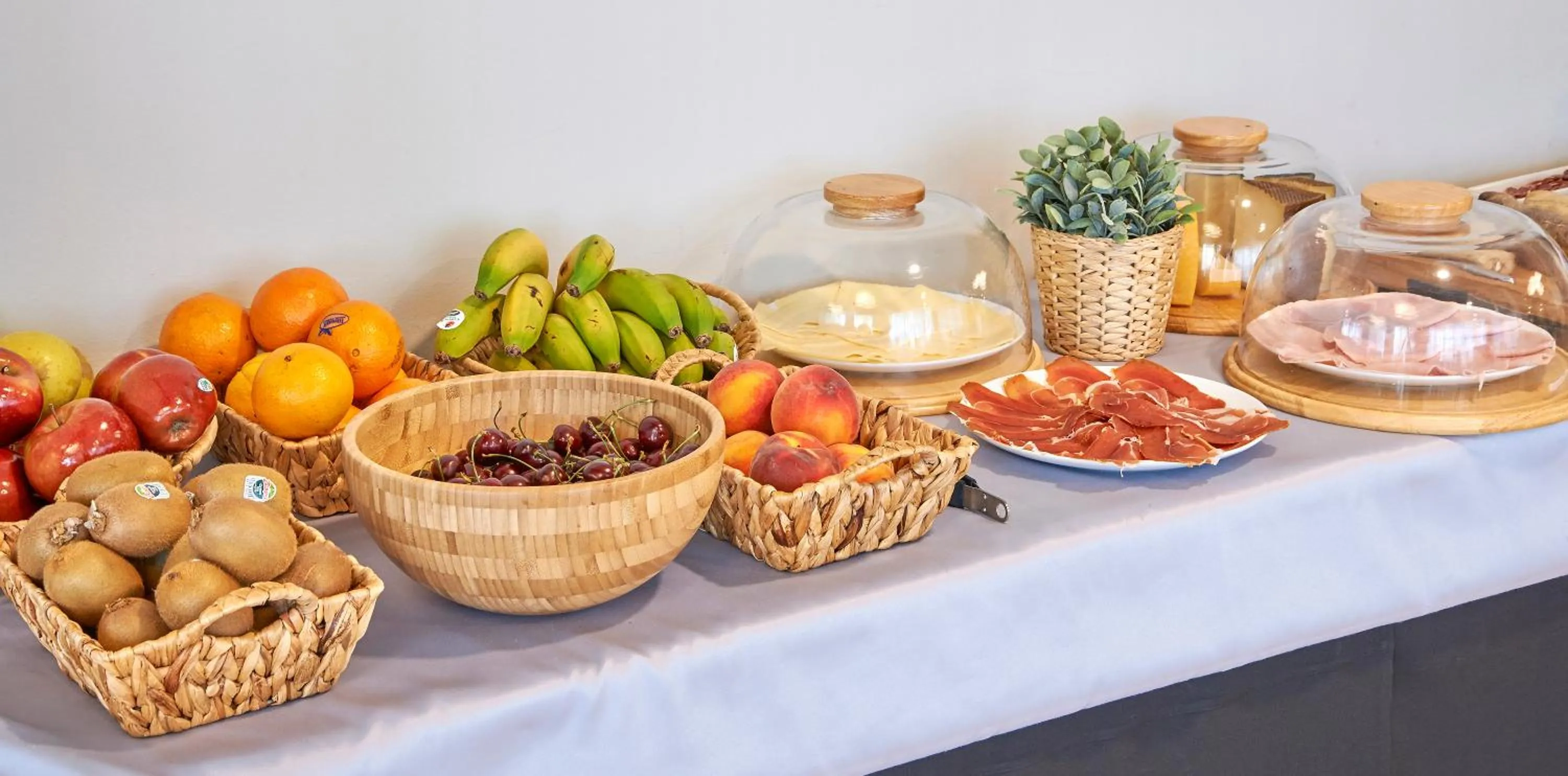 Food and drinks in Hotel Can Pamplona