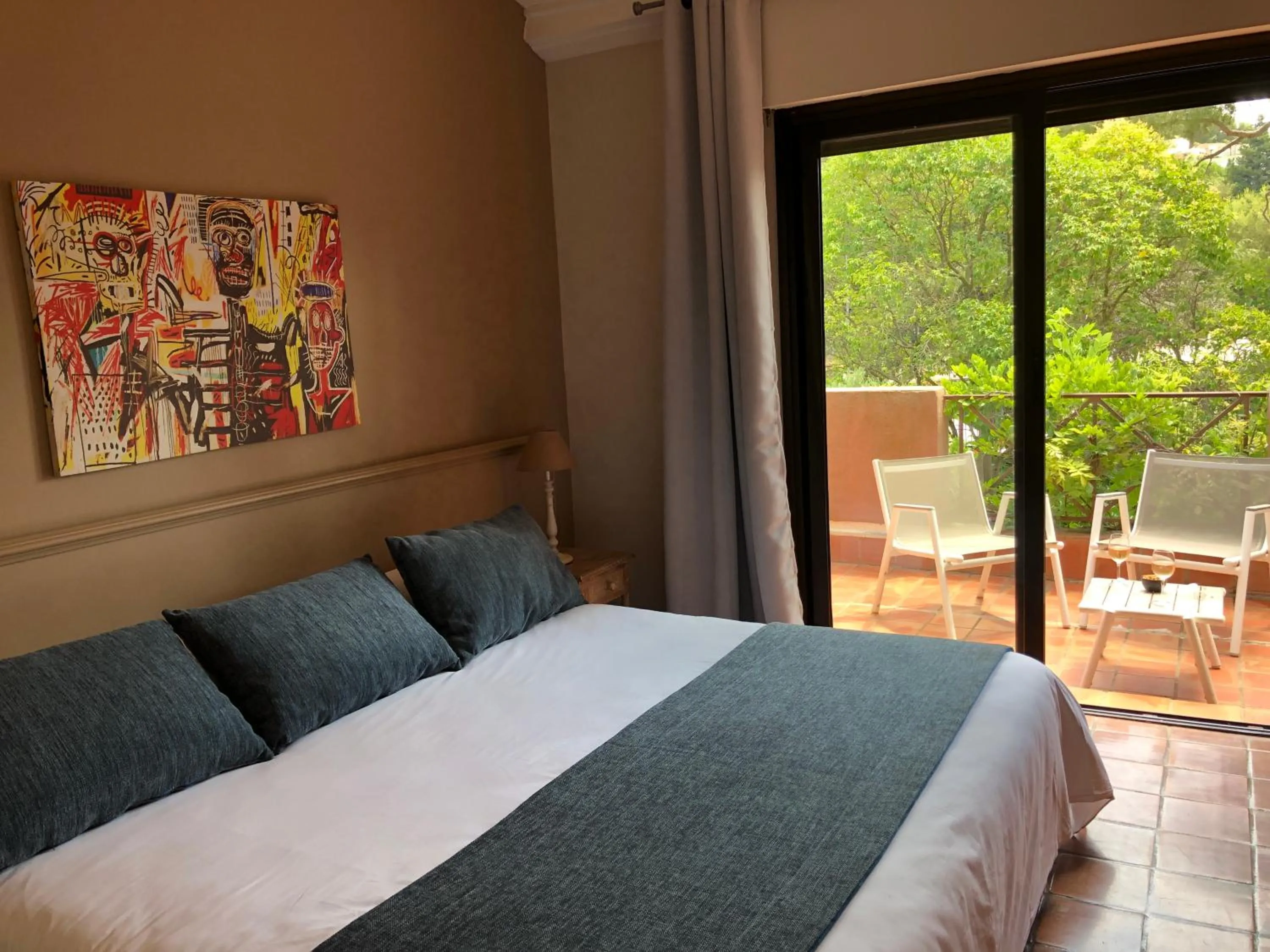 Patio, Bed in Les Jardins de Cassis - Parking Gratuit & Piscine Chauffée