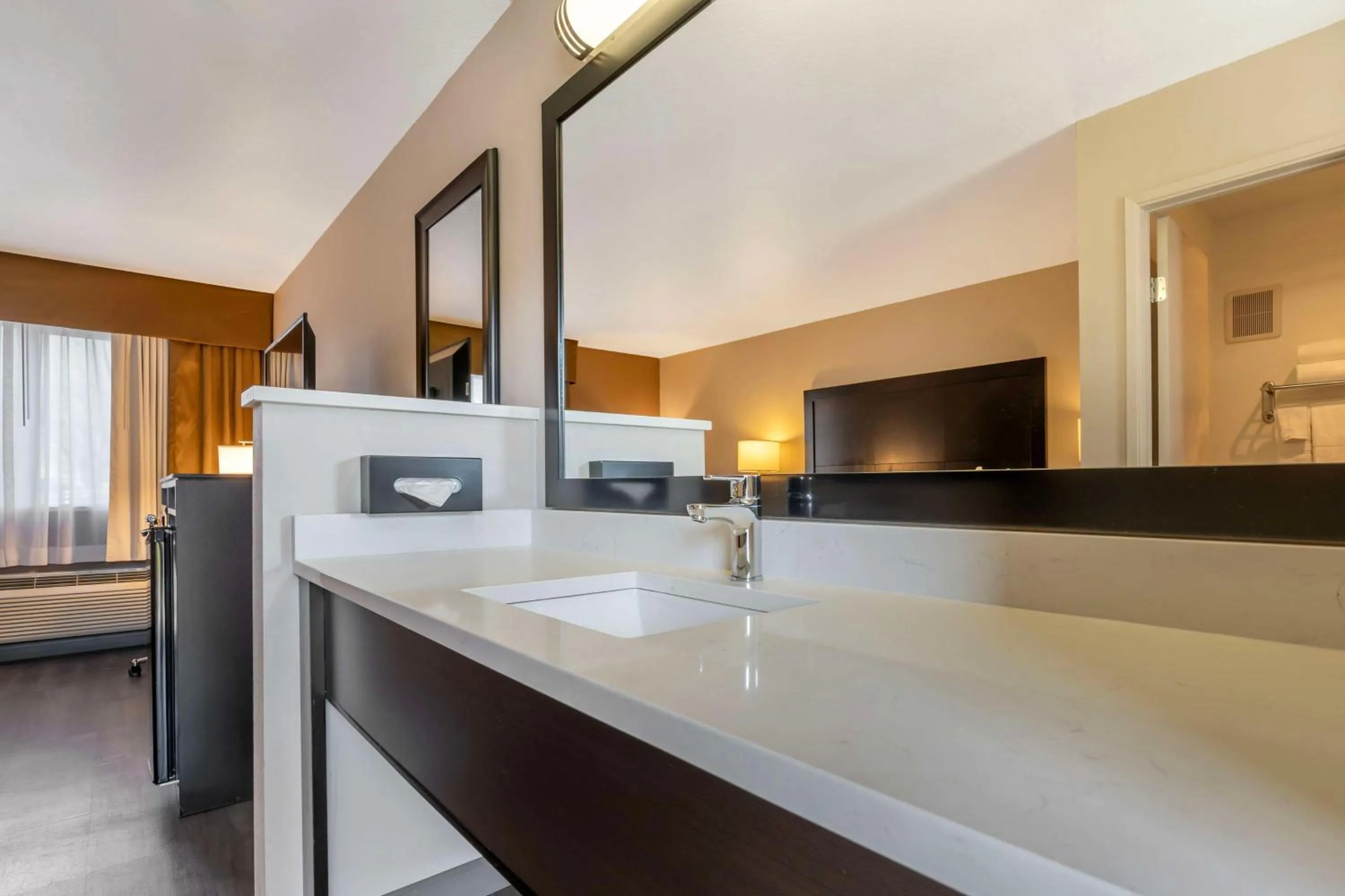 Bedroom, Bed in Best Western Inn of Vancouver