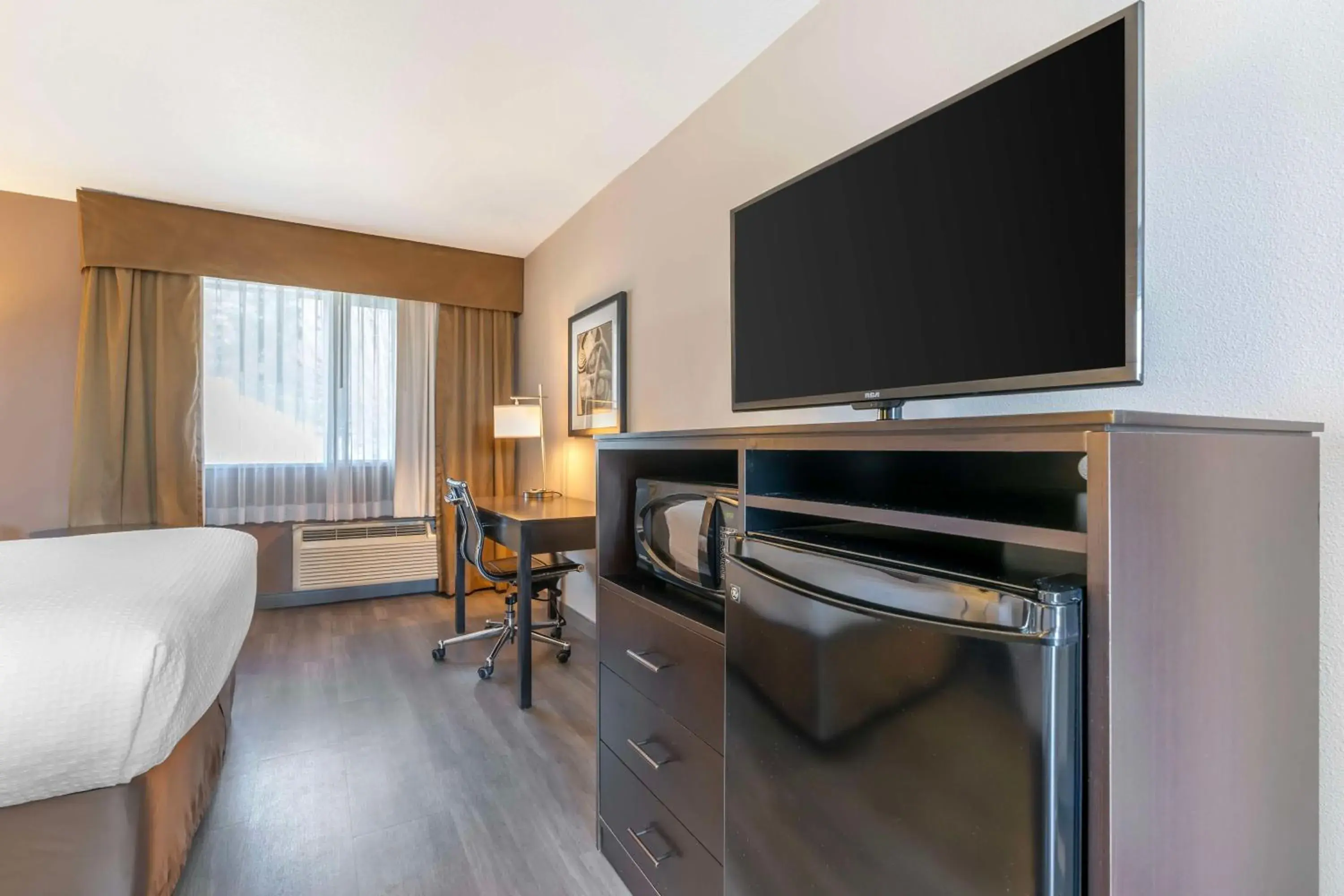 Bedroom in Best Western Inn of Vancouver Bedroom in Best Western Inn of Vancouver