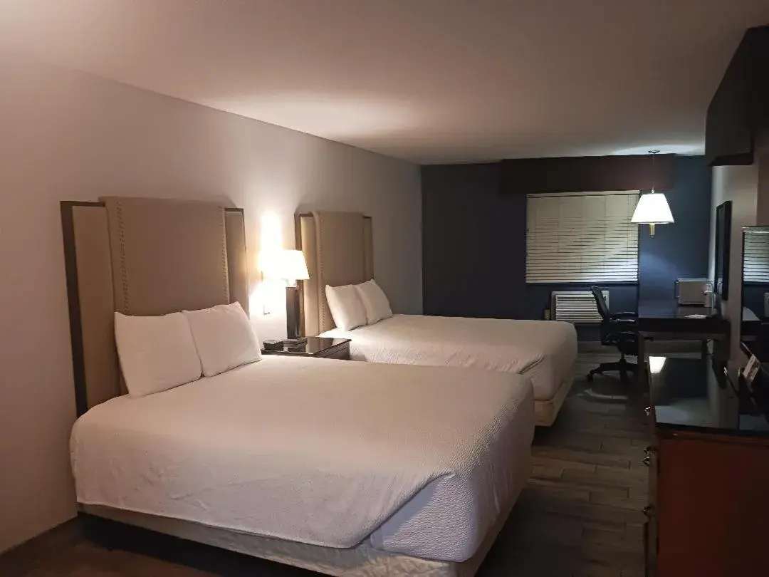 Deluxe Queen Suite in Manistee Inn & Marina Deluxe Queen Suite in Manistee Inn & Marina