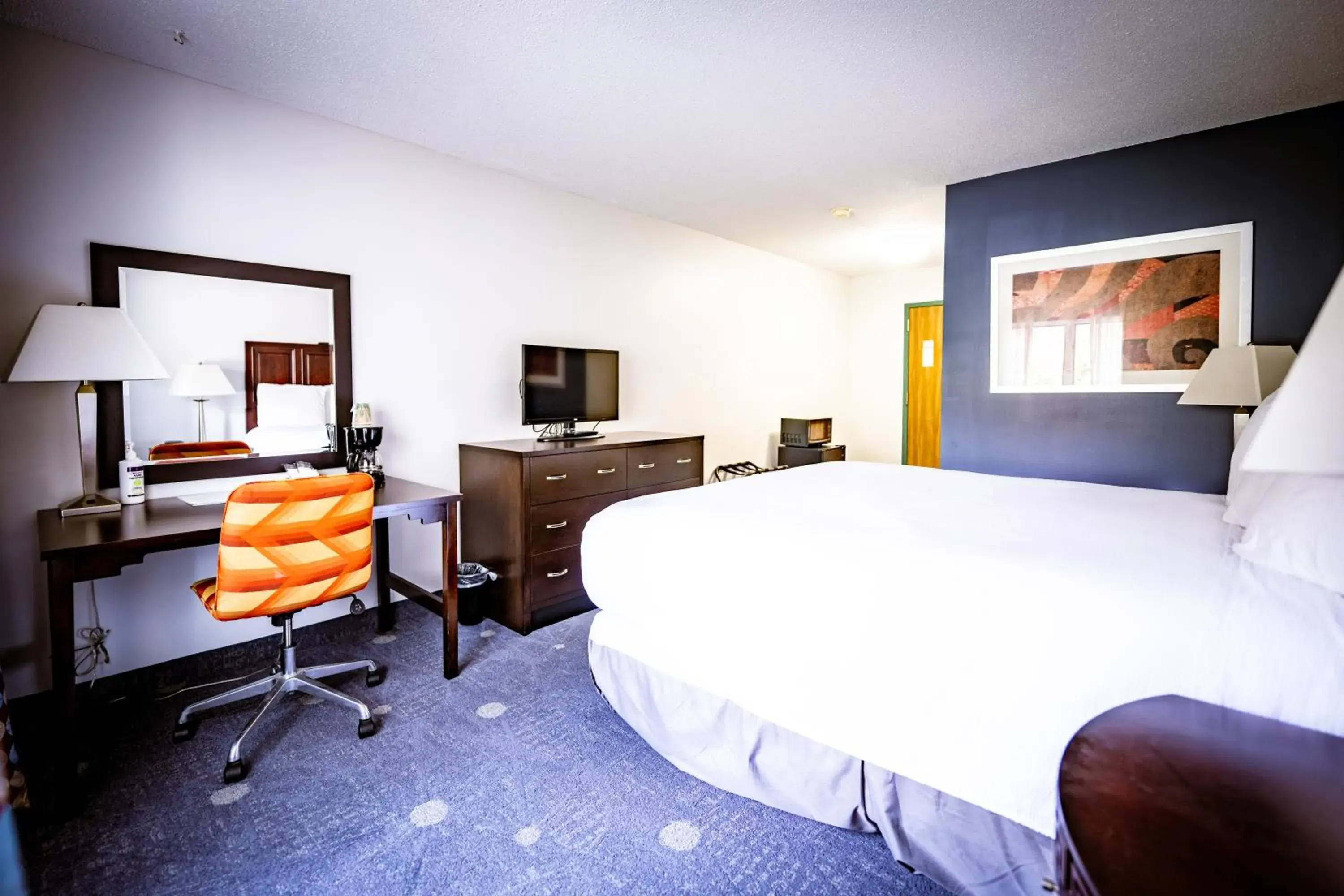 Bed in Manistee Inn & Marina Bed in Manistee Inn & Marina