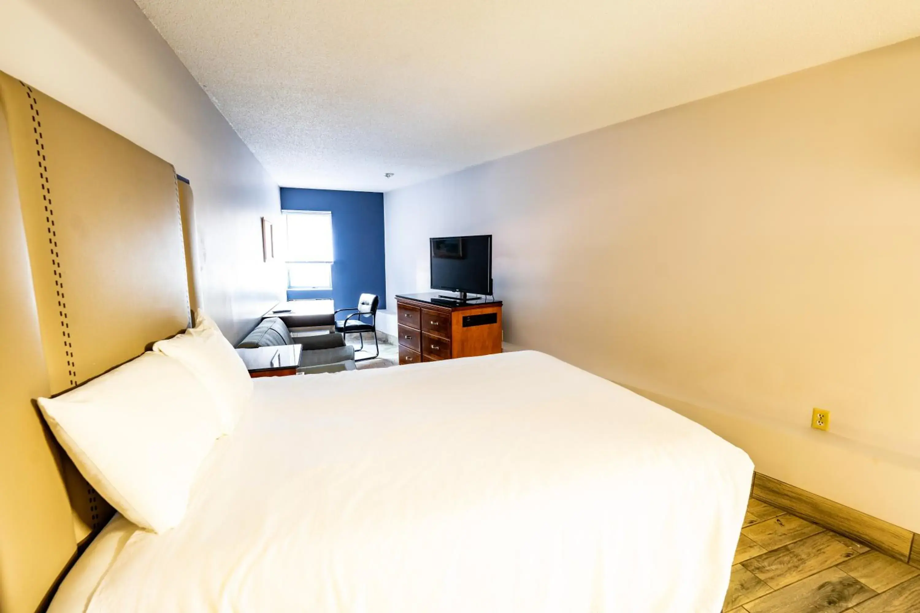 Bed in Manistee Inn & Marina Bed in Manistee Inn & Marina