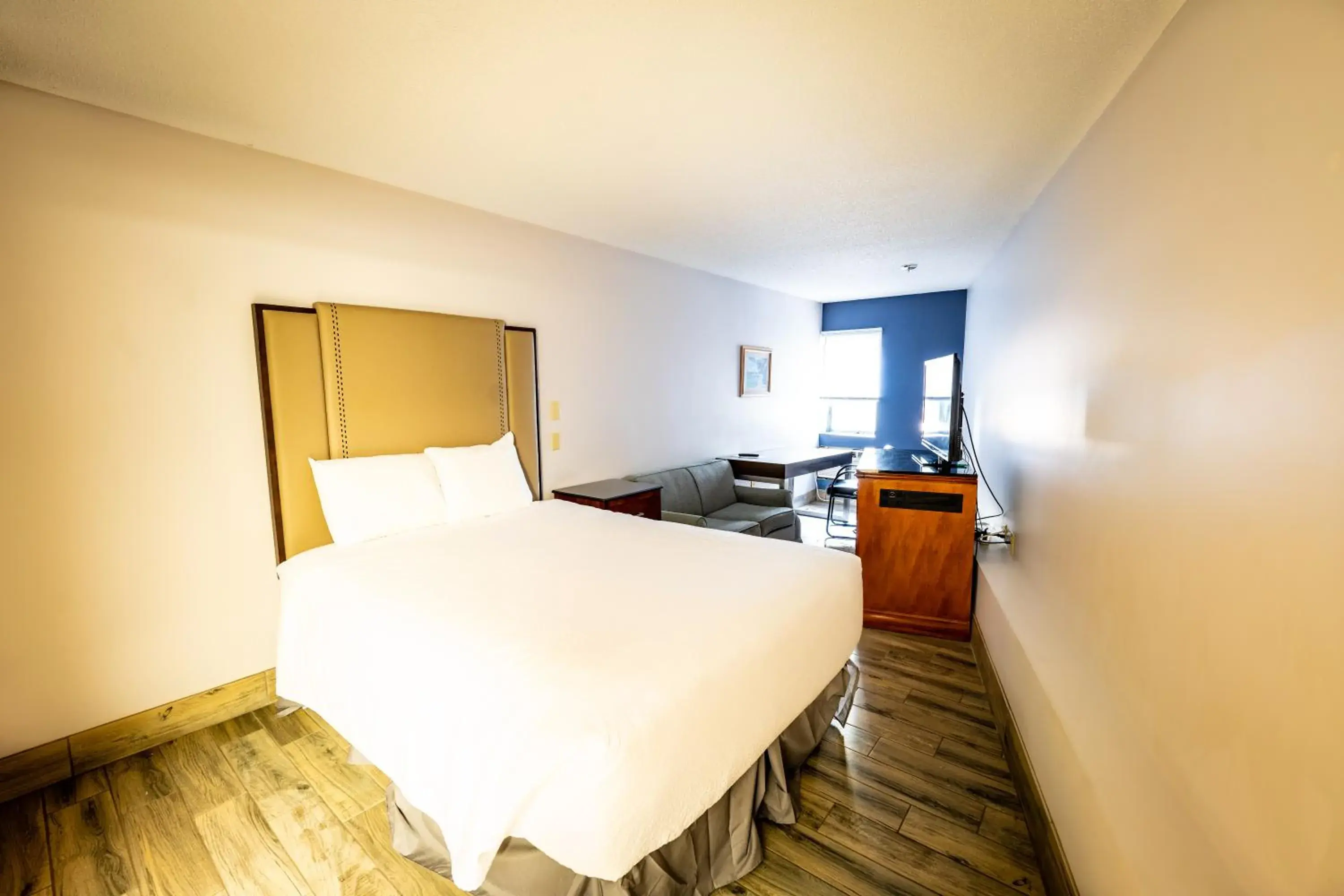 Bed in Manistee Inn & Marina Bed in Manistee Inn & Marina