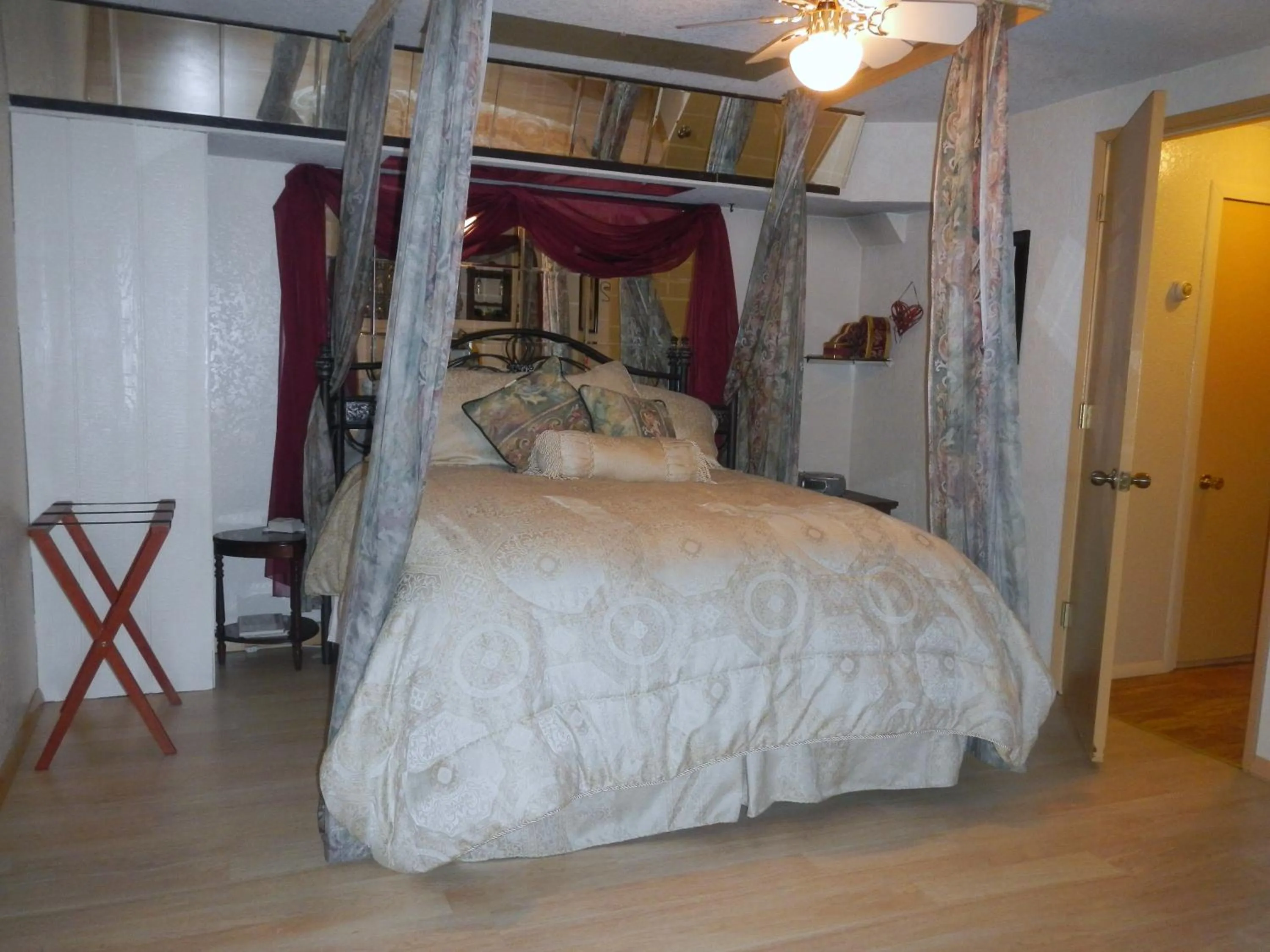 Photo of the whole room, Bed in Whitebird Summit Lodge