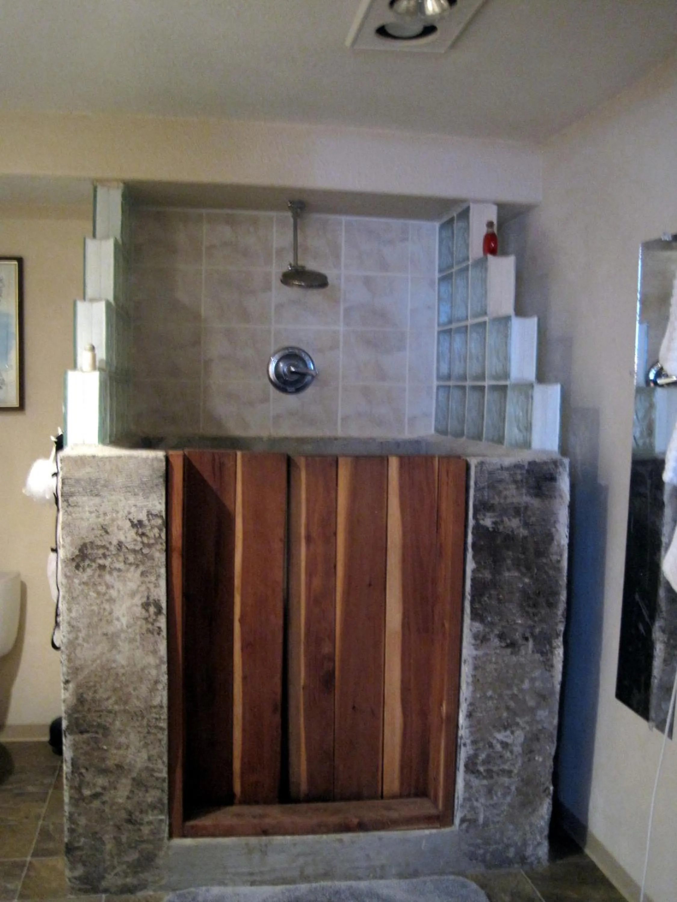 Shower in Whitebird Summit Lodge