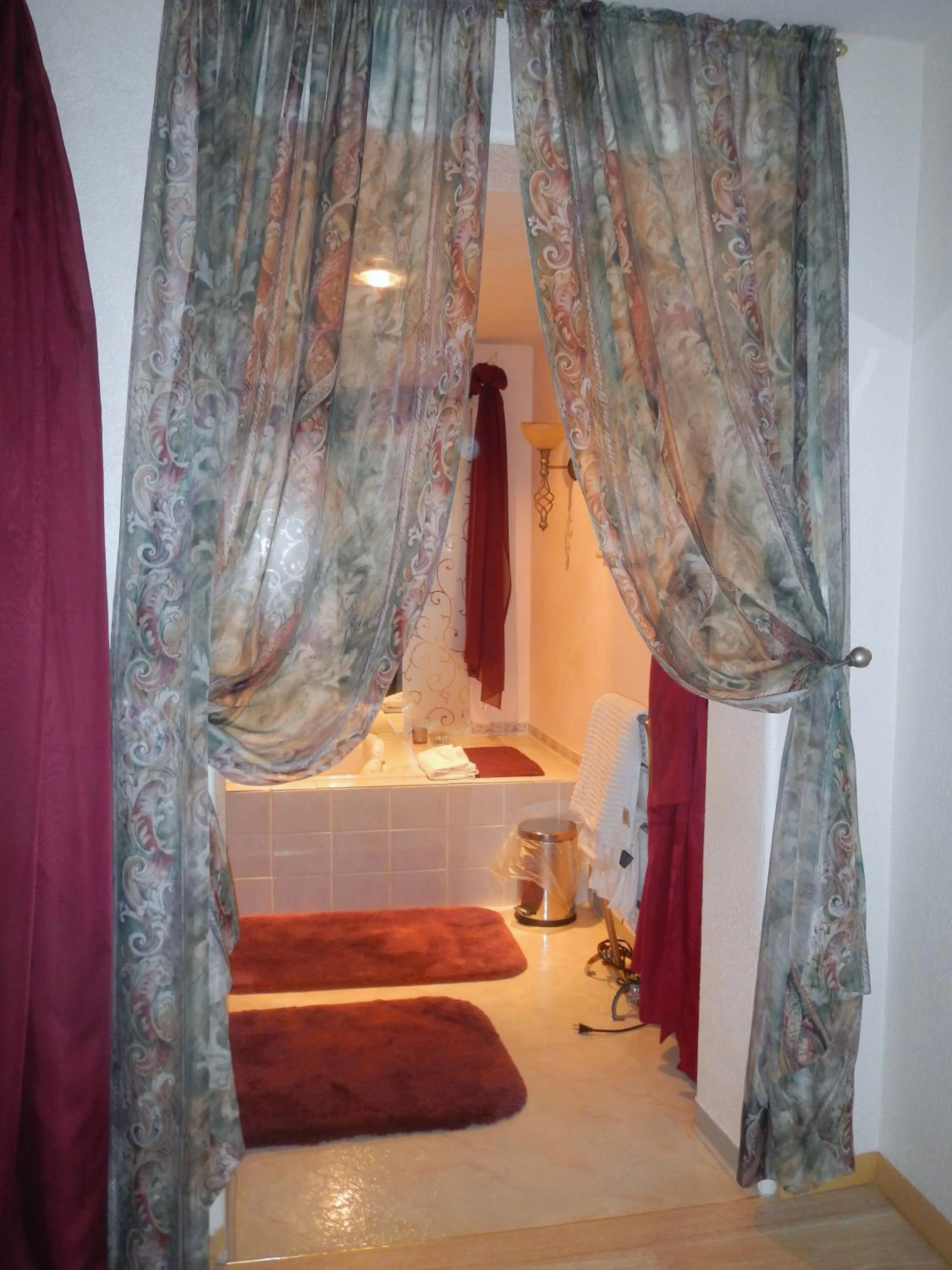 Bathroom, Bed in Whitebird Summit Lodge