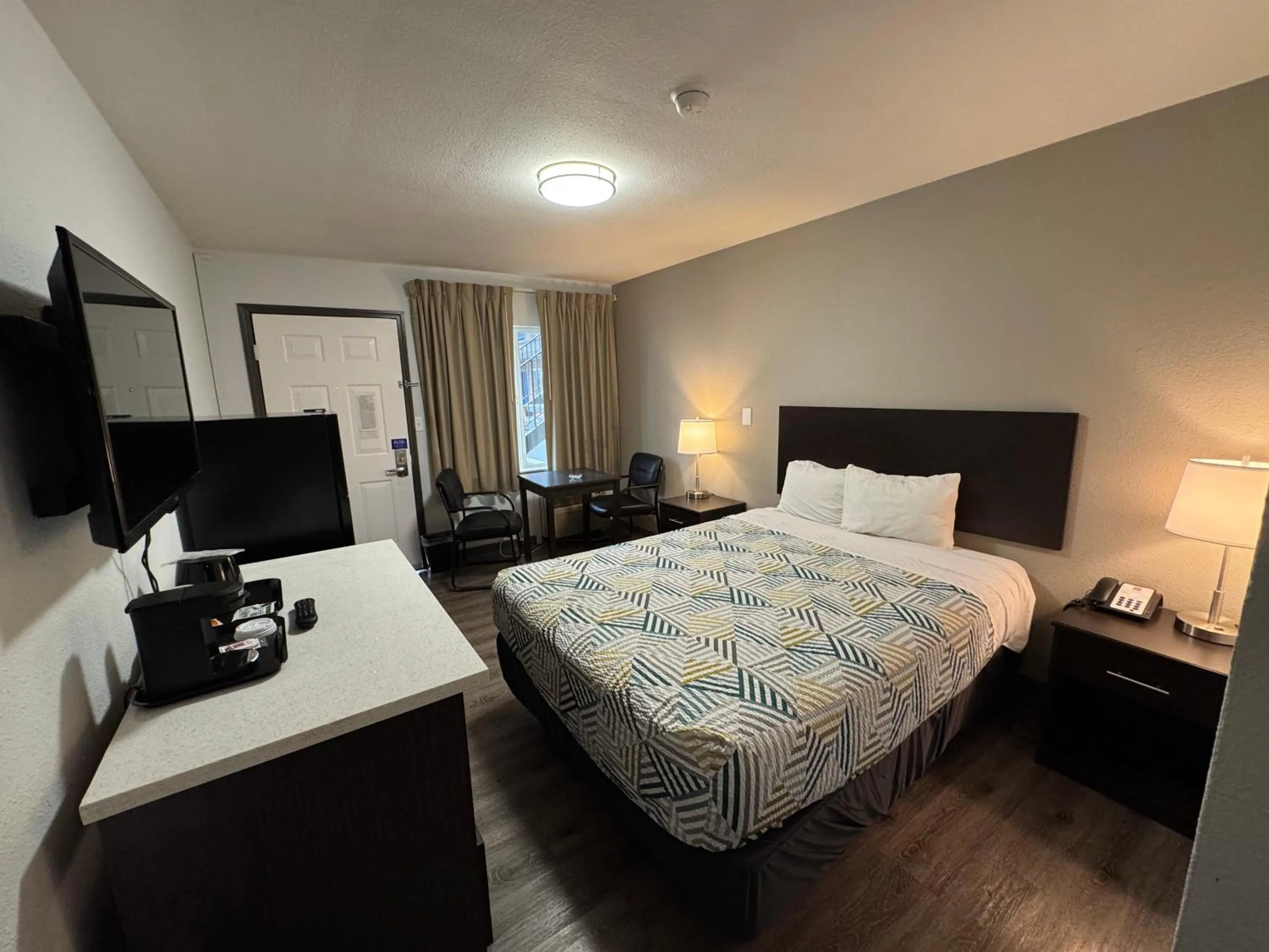 Bedroom, Bed in Econo Lodge Vancouver