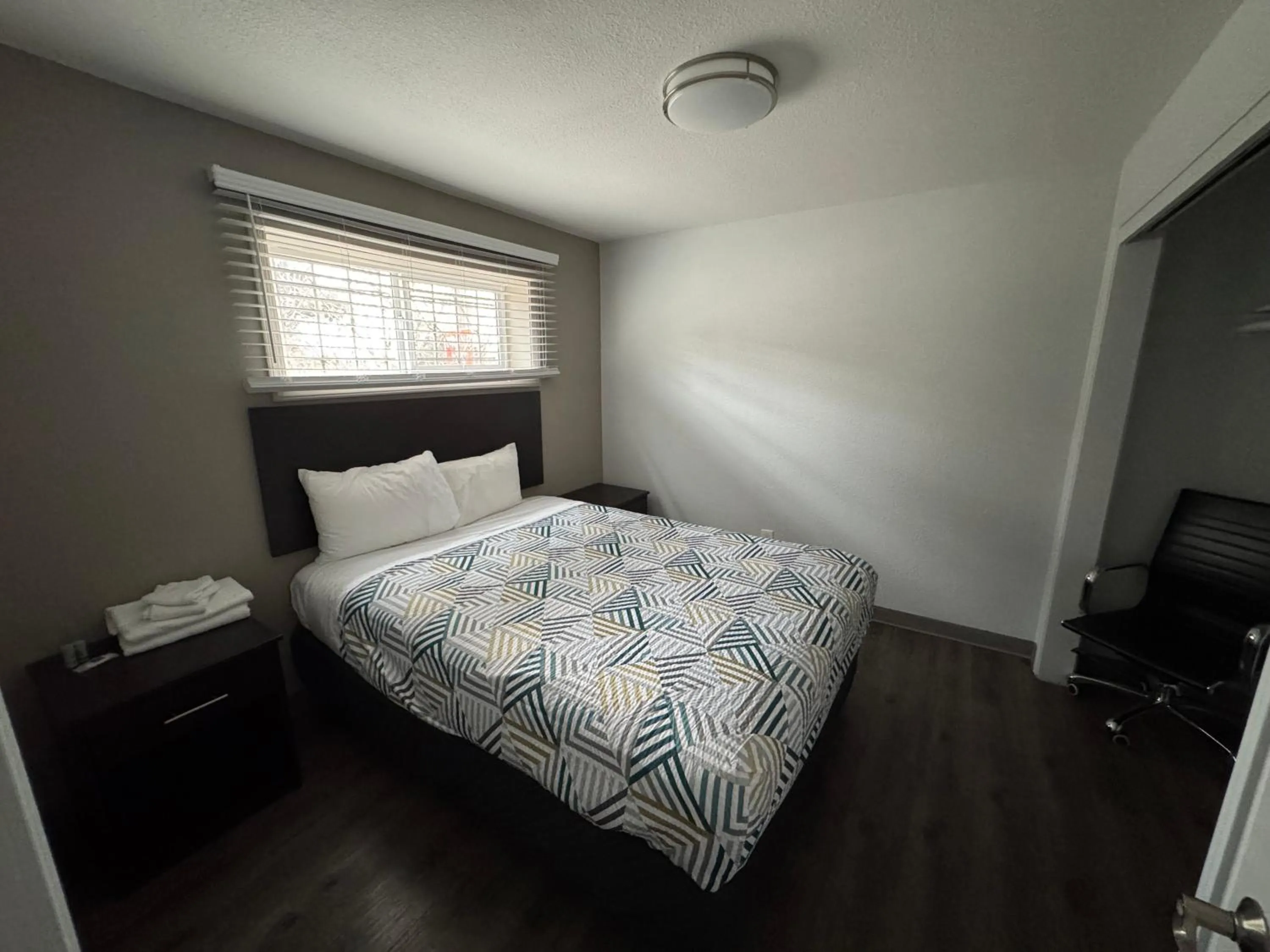 Bedroom, Bed in Econo Lodge Vancouver