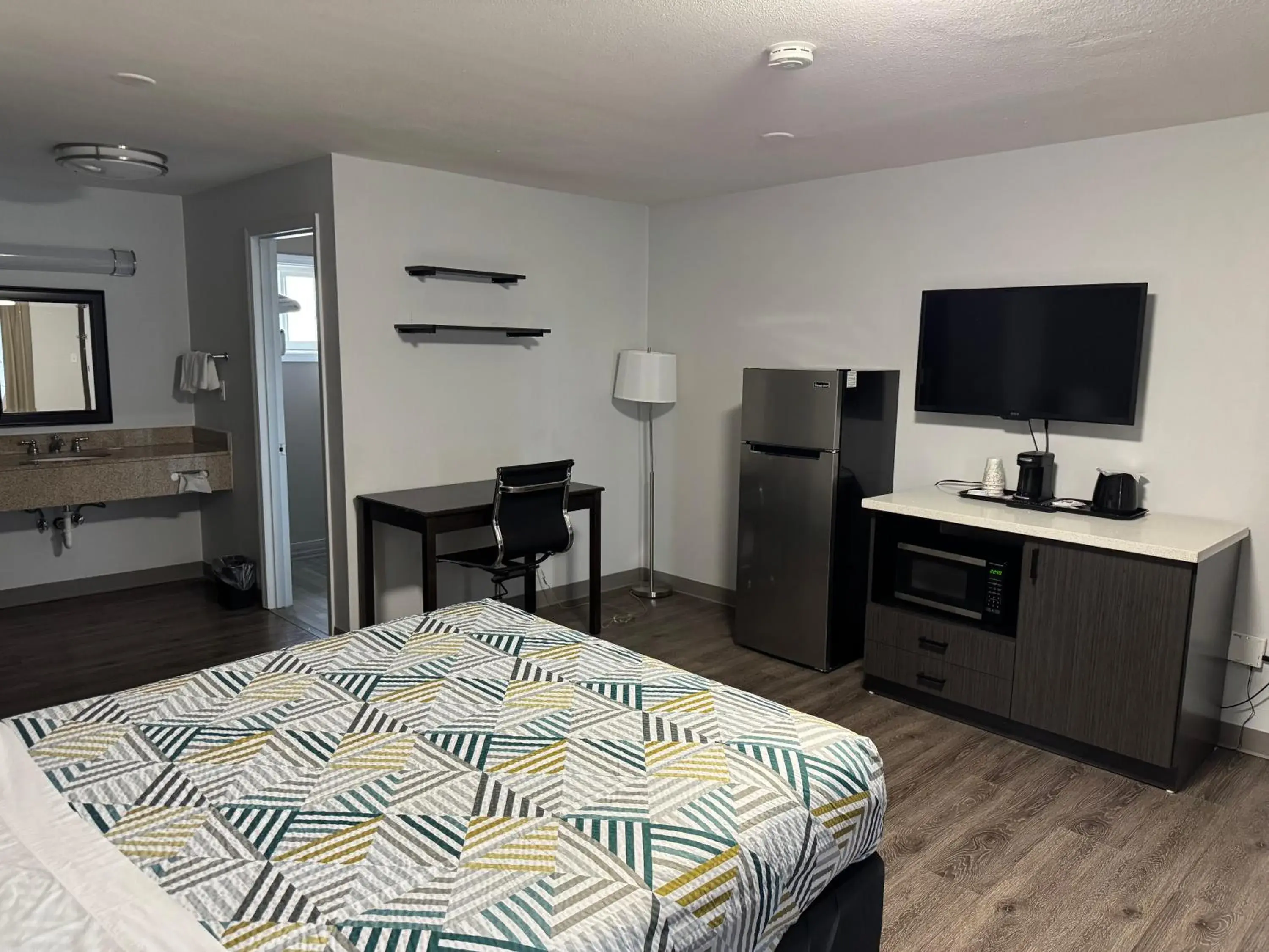 Bedroom, Bed in Studio 6 Suites Vancouver WA Waterfront Bedroom, Bed in Studio 6 Suites Vancouver WA Waterfront