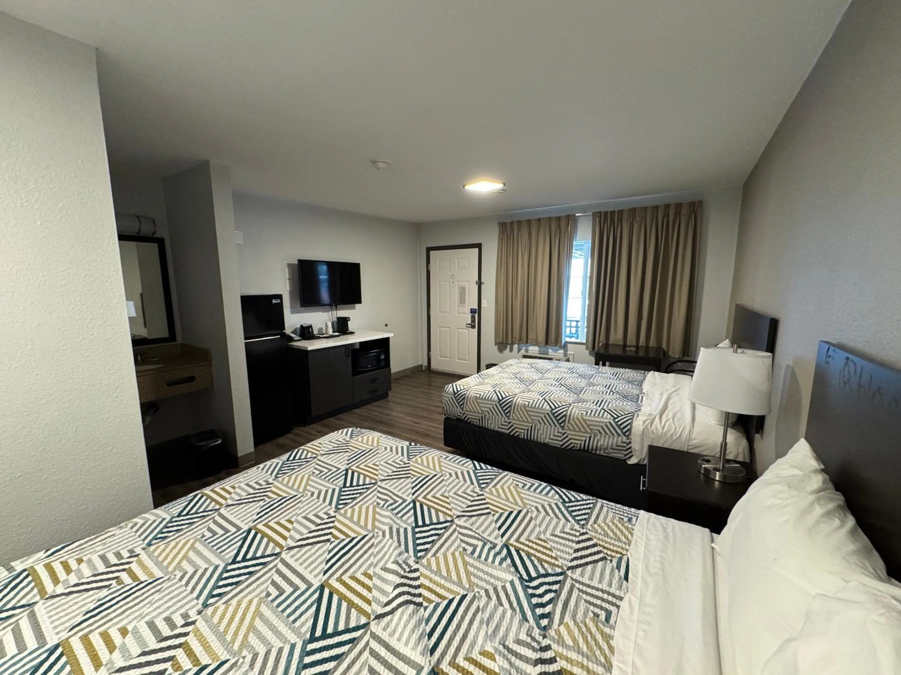 Bedroom, Bed in Econo Lodge Vancouver