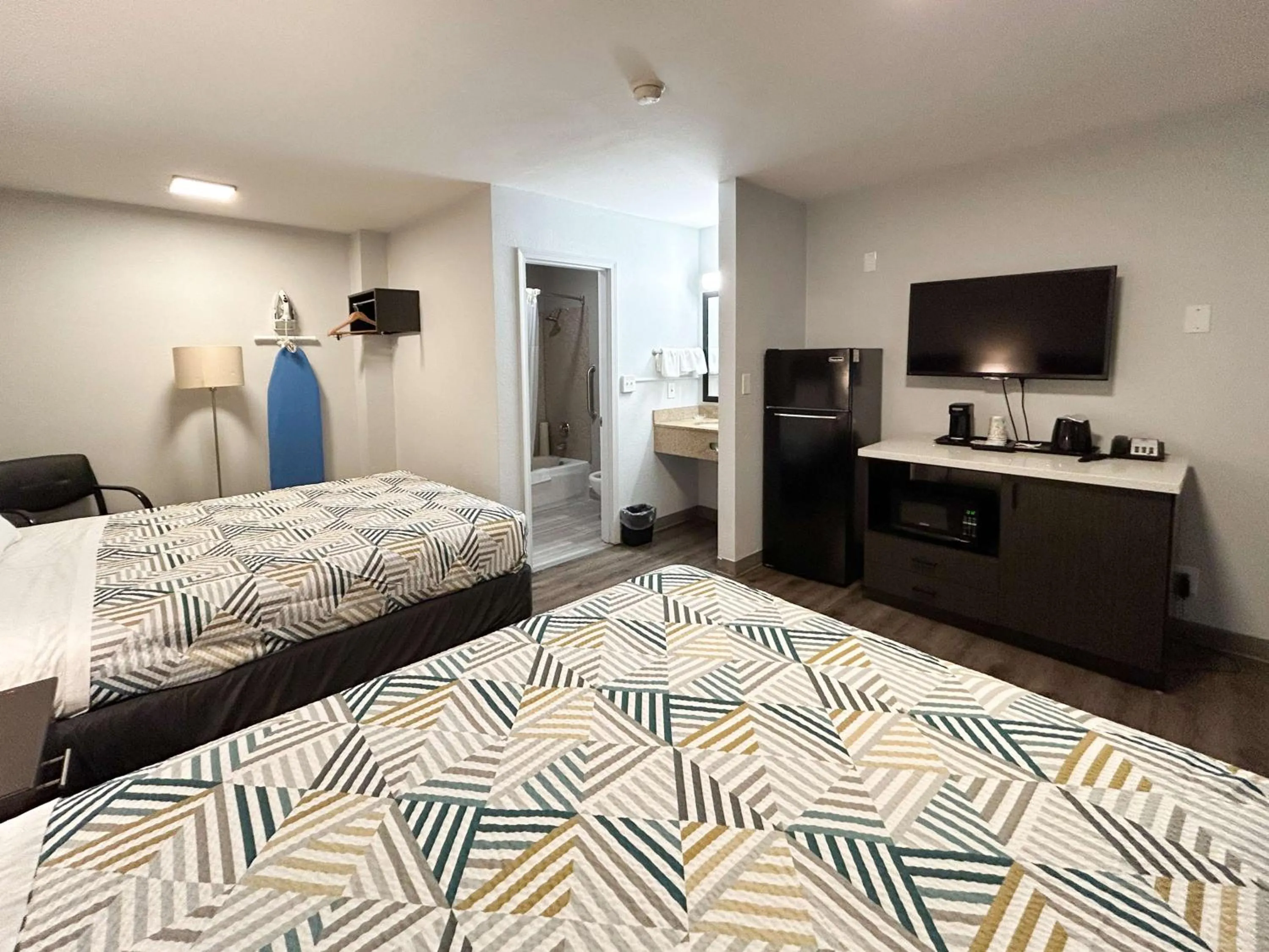 Bedroom, Bed in Econo Lodge Vancouver