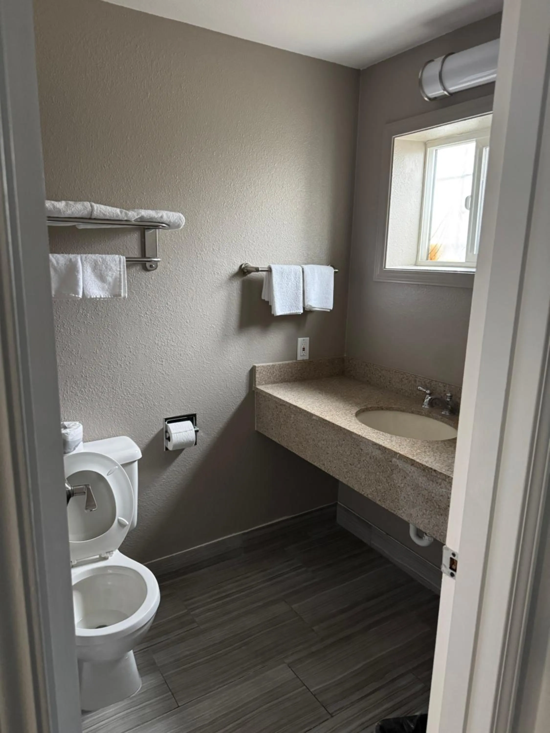 Bathroom in Econo Lodge Vancouver