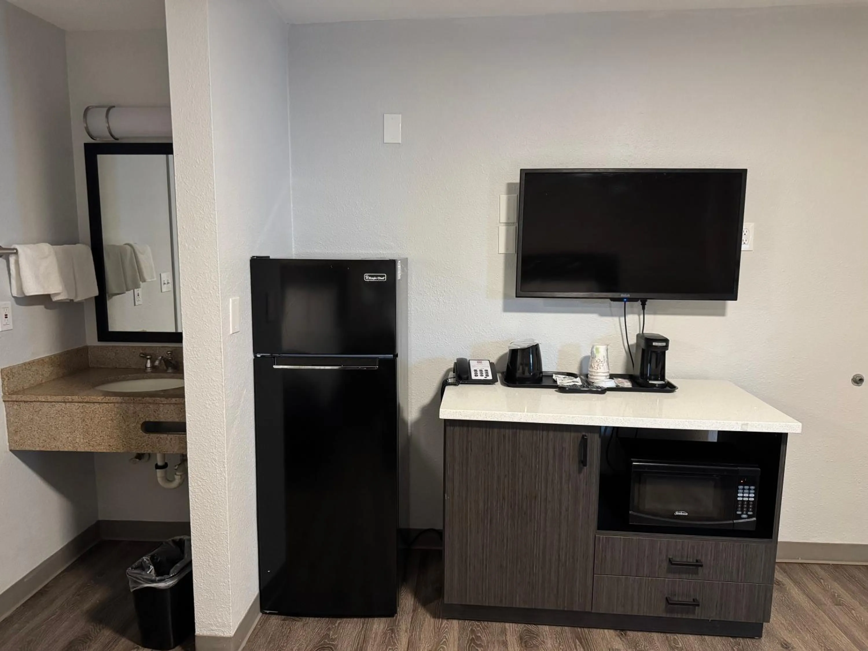 Bedroom in Econo Lodge Vancouver